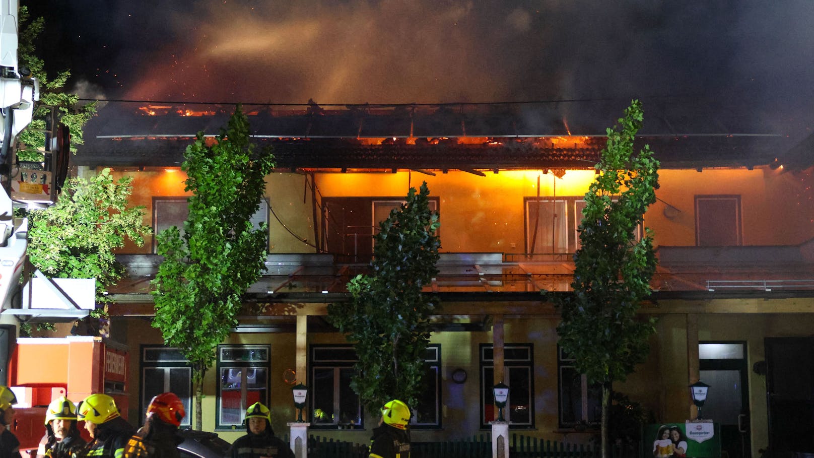 In Eschenau im Hausruckkreis (Bezirk Grieskirchen) ist in der Nacht auf Donnerstag in einem Wirtshaus ein Großbrand ausgebrochen. Die Feuerwehr rief Alarmstufe 3 aus, 17 Feuerwehren waren im Einsatz.