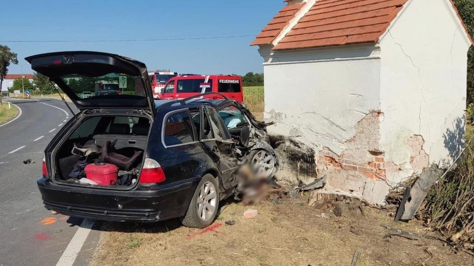 Crash mit BMW gegen Kapelle – 17-Jähriger sofort tot