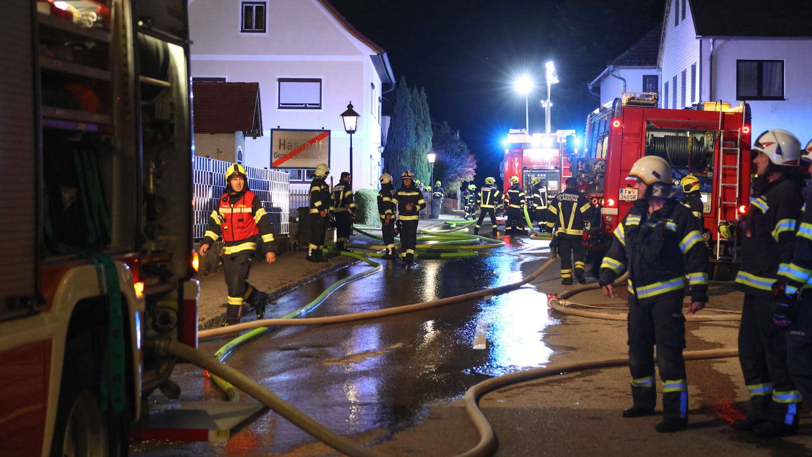 In Eschenau im Hausruckkreis (Bezirk Grieskirchen) ist in der Nacht auf Donnerstag in einem Wirtshaus ein Großbrand ausgebrochen. Die Feuerwehr rief Alarmstufe 3 aus, 17 Feuerwehren waren im Einsatz.