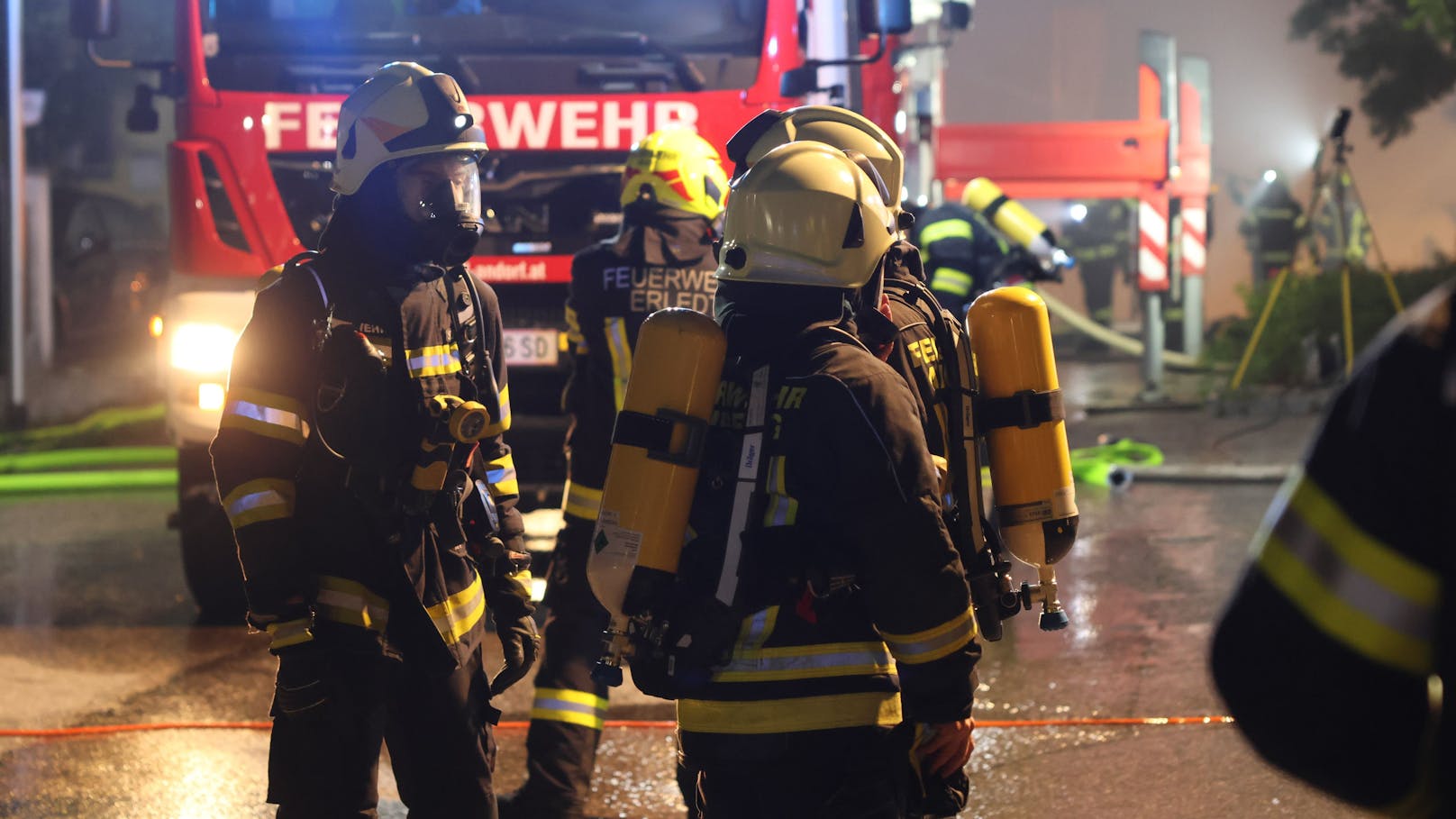 In Eschenau im Hausruckkreis (Bezirk Grieskirchen) ist in der Nacht auf Donnerstag in einem Wirtshaus ein Großbrand ausgebrochen. Die Feuerwehr rief Alarmstufe 3 aus, 17 Feuerwehren waren im Einsatz.