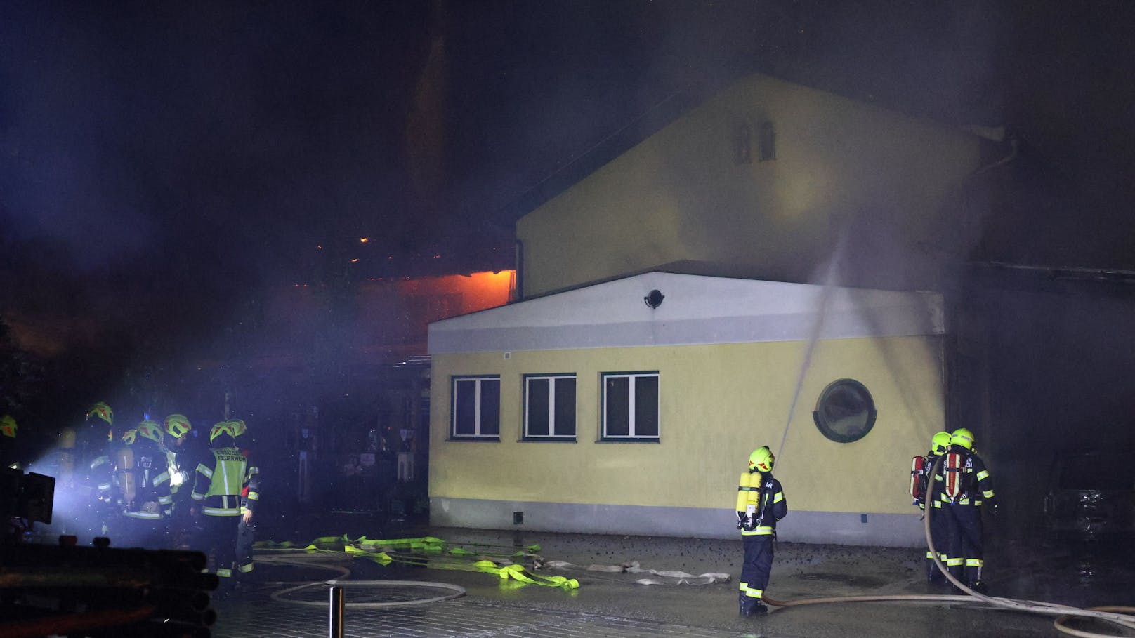 In Eschenau im Hausruckkreis (Bezirk Grieskirchen) ist in der Nacht auf Donnerstag in einem Wirtshaus ein Großbrand ausgebrochen. Die Feuerwehr rief Alarmstufe 3 aus, 17 Feuerwehren waren im Einsatz.