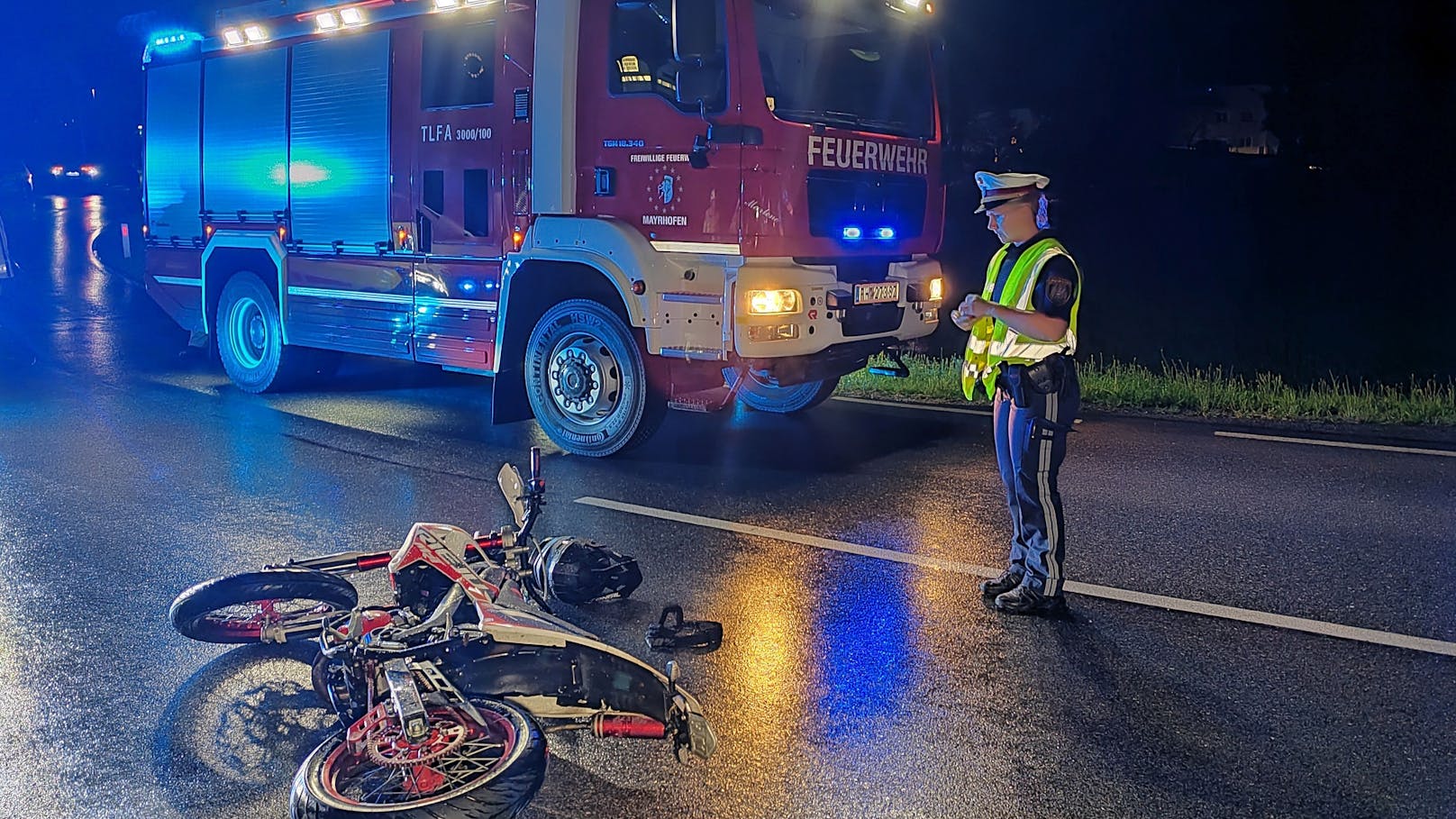 Junger Motocross-Fahrer donnert gegen Steinmauer