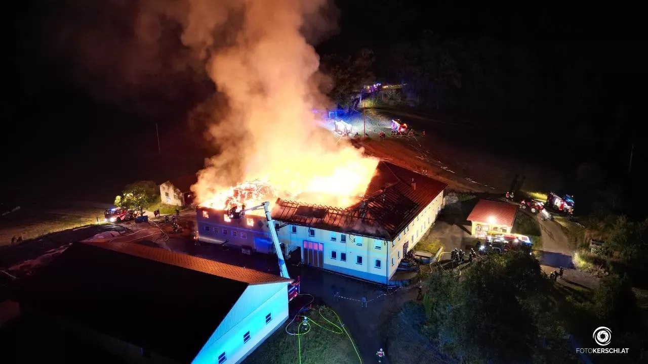Heute.at - Großeinsatz in der Nacht! Bauernhof geht in Flammen auf