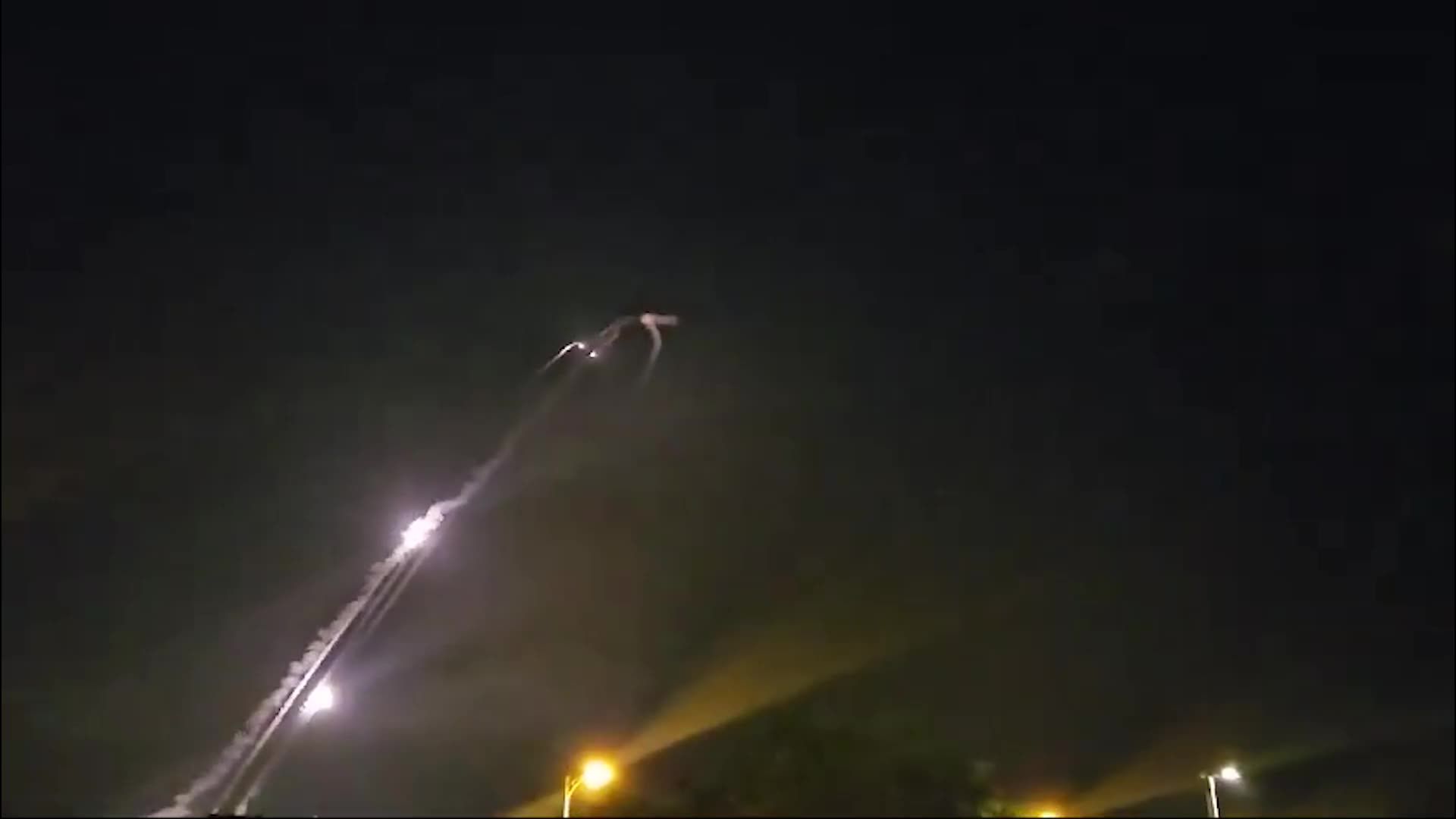 Die Terrorgruppe Hisbollah feuert Raketen auf Israel ab.