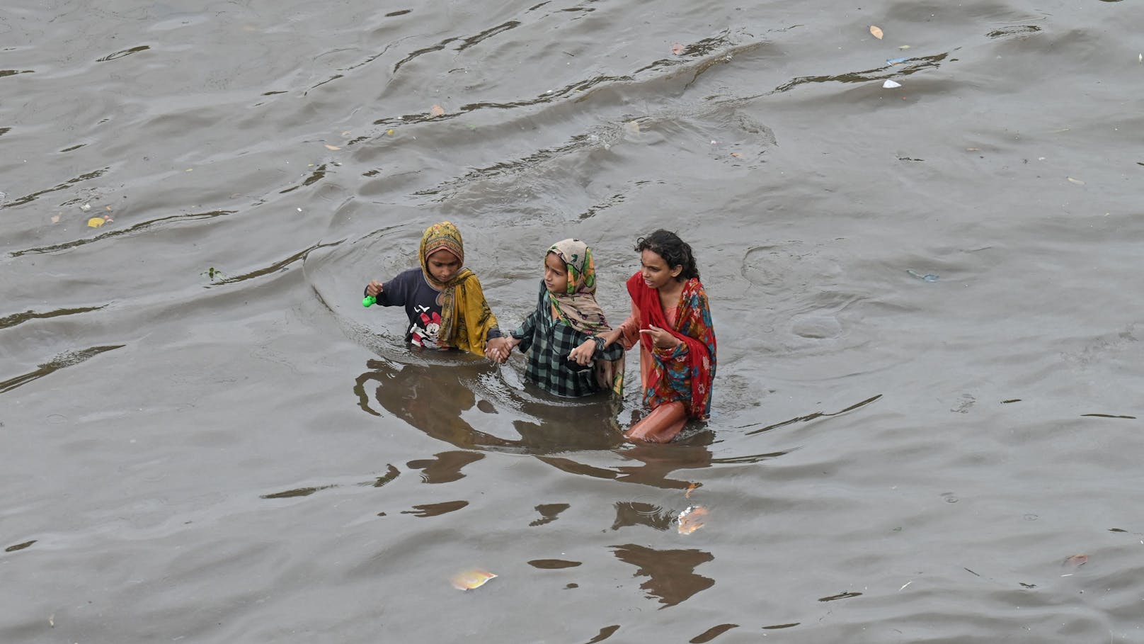 Mädchen und Frauen leiden unter den Folgen des Klimawandels stärker als Männer.