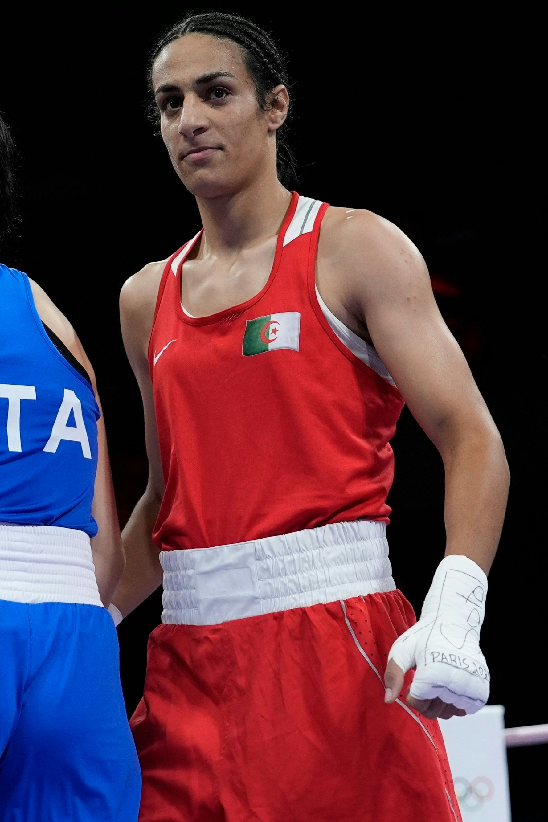Die algerische Boxerin Imane Khelif (r.) nach ihrem 46-Sekunden-Sieg über die Italienerin Angela Carini am 1. August 2024 bei den Olympischen Spielen in Paris. Khelifs maskulin wirkende Physis sowie eine Disqualifikation bei der Box-WM der Frauen 2023 hatten bereits im Vorfeld ihres Antretens für zahlreiche Kritik gesorgt