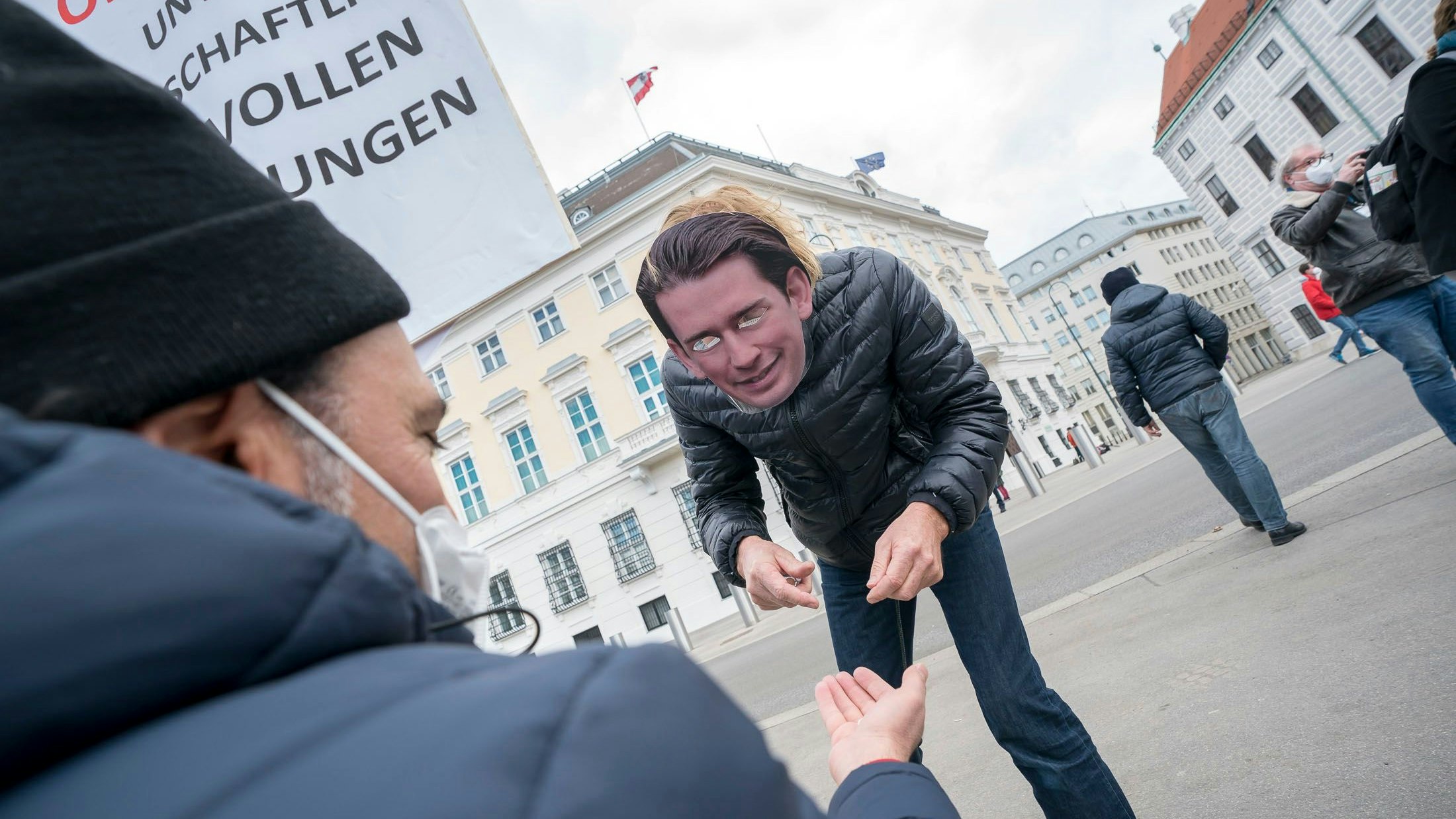 Bei einer Demo der Gastronomen am Wiener Ballhausplatz ist Kurz da, aber auch wieder nicht