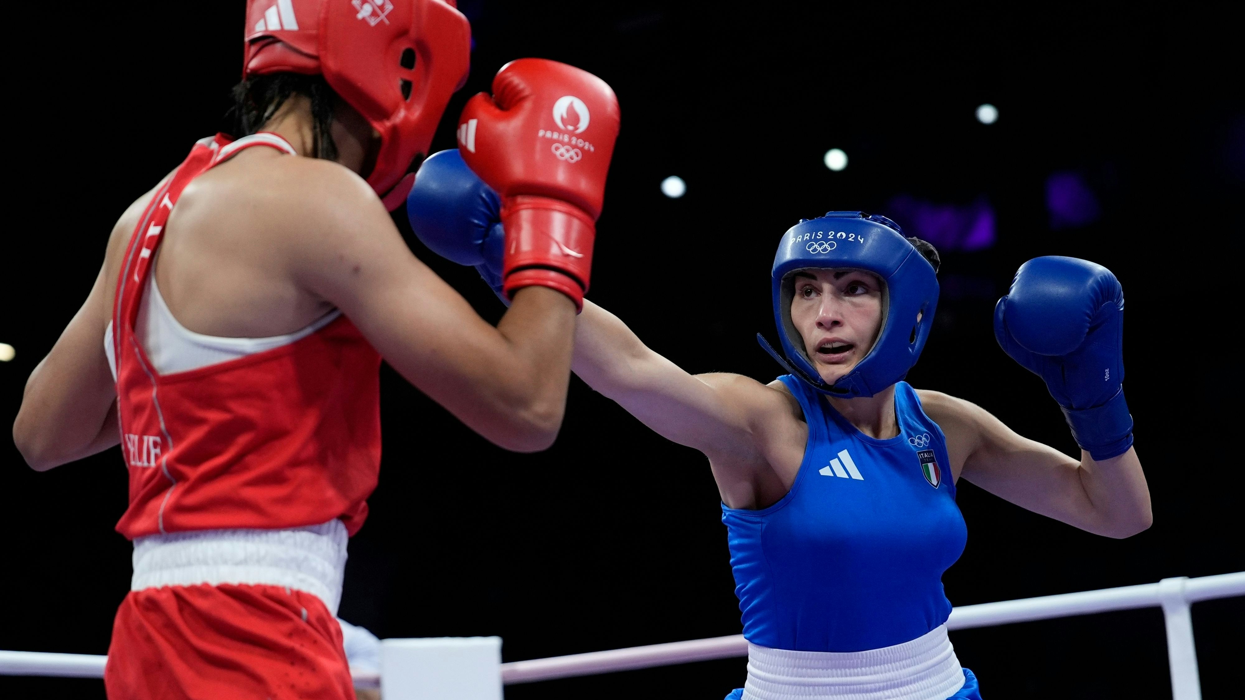 Die Italienerin Angela Carini, 25 (r.), und ihre gleichaltrige Gegnerin, Imane Khelif aus Algerien, beim Achtelfinalkampf in der Klasse bis 66 Kilo bei den Olympischen Spielen in Paris