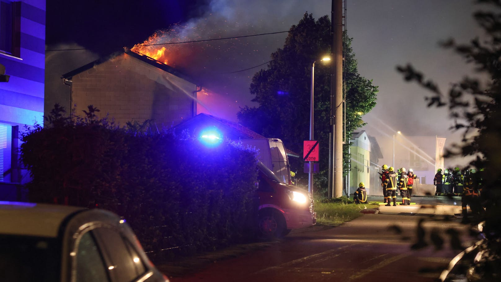 In Eschenau im Hausruckkreis (Bezirk Grieskirchen) ist in der Nacht auf Donnerstag in einem Wirtshaus ein Großbrand ausgebrochen. Die Feuerwehr rief Alarmstufe 3 aus, 17 Feuerwehren waren im Einsatz.