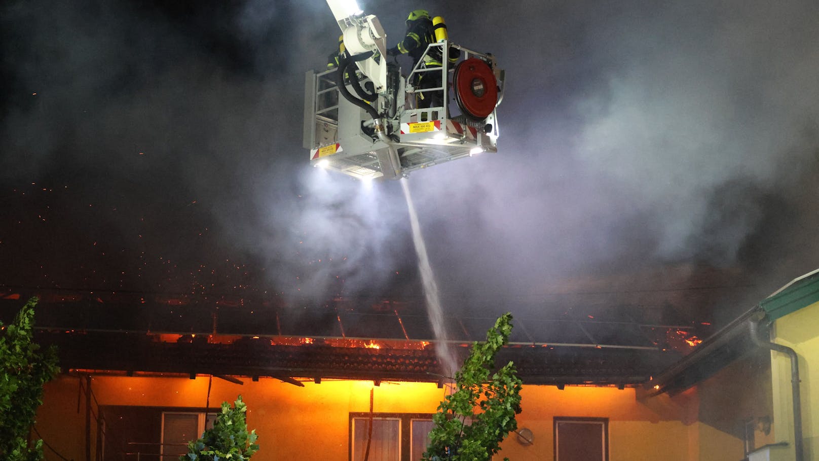 In Eschenau im Hausruckkreis (Bezirk Grieskirchen) ist in der Nacht auf Donnerstag in einem Wirtshaus ein Großbrand ausgebrochen. Die Feuerwehr rief Alarmstufe 3 aus, 17 Feuerwehren waren im Einsatz.