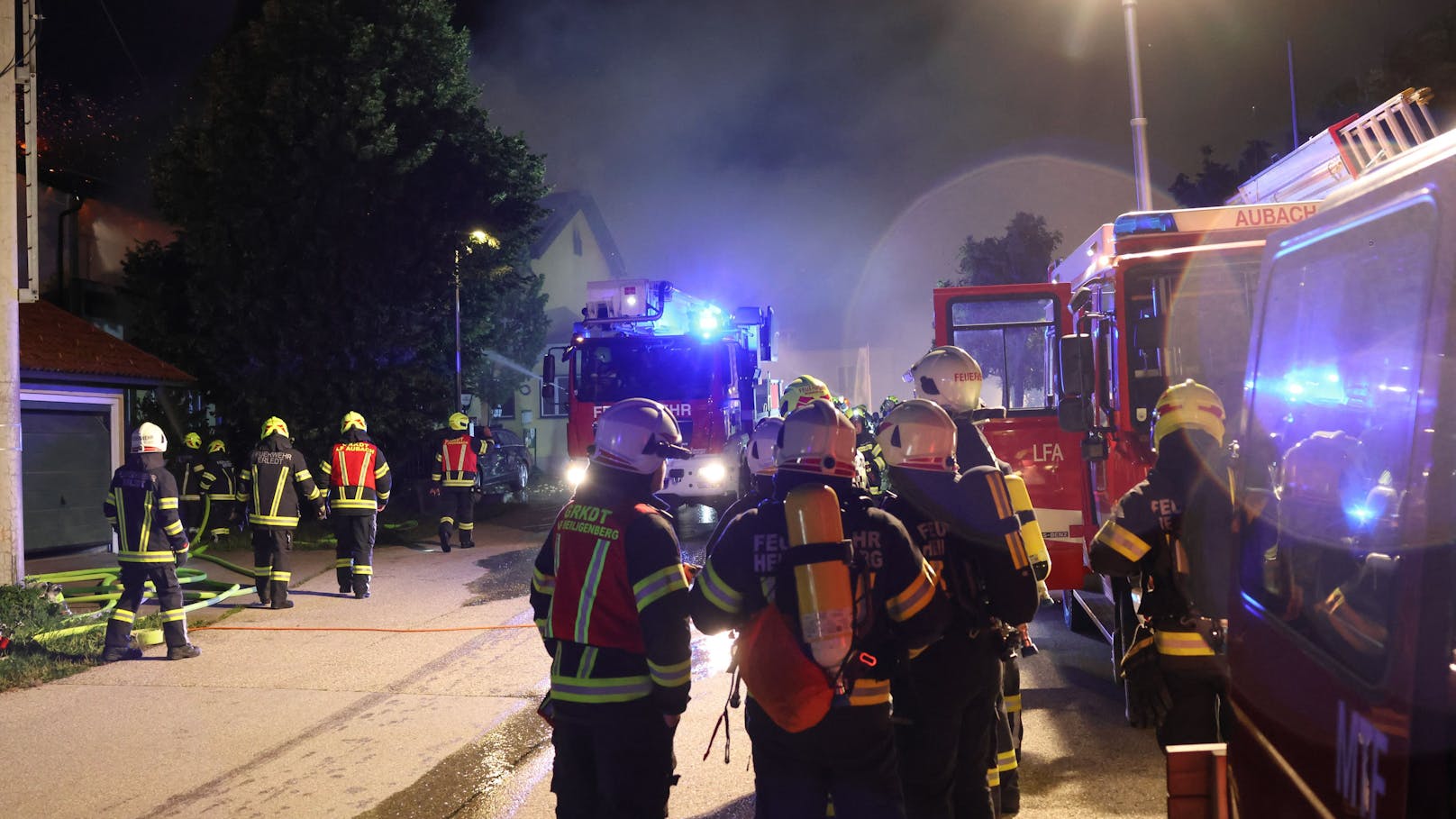 In Eschenau im Hausruckkreis (Bezirk Grieskirchen) ist in der Nacht auf Donnerstag in einem Wirtshaus ein Großbrand ausgebrochen. Die Feuerwehr rief Alarmstufe 3 aus, 17 Feuerwehren waren im Einsatz.