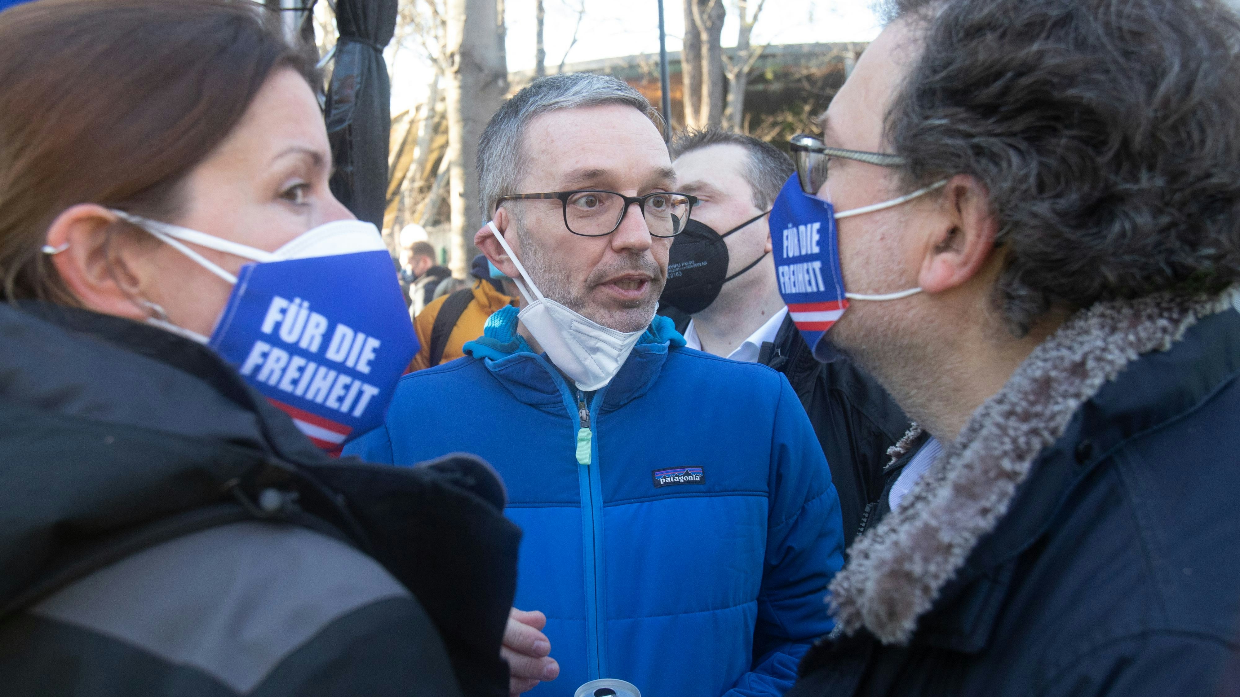 FPÖ-Chef Herbert Kickl auf einer Demo als Teilzeitmaskenträger