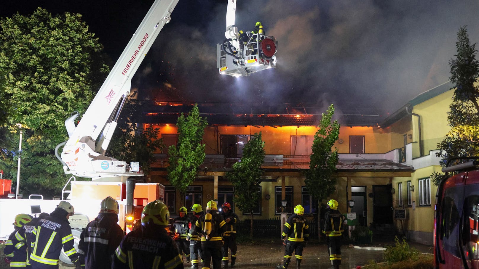 In Eschenau im Hausruckkreis (Bezirk Grieskirchen) ist in der Nacht auf Donnerstag in einem Wirtshaus ein Großbrand ausgebrochen. Die Feuerwehr rief Alarmstufe 3 aus, 17 Feuerwehren waren im Einsatz.