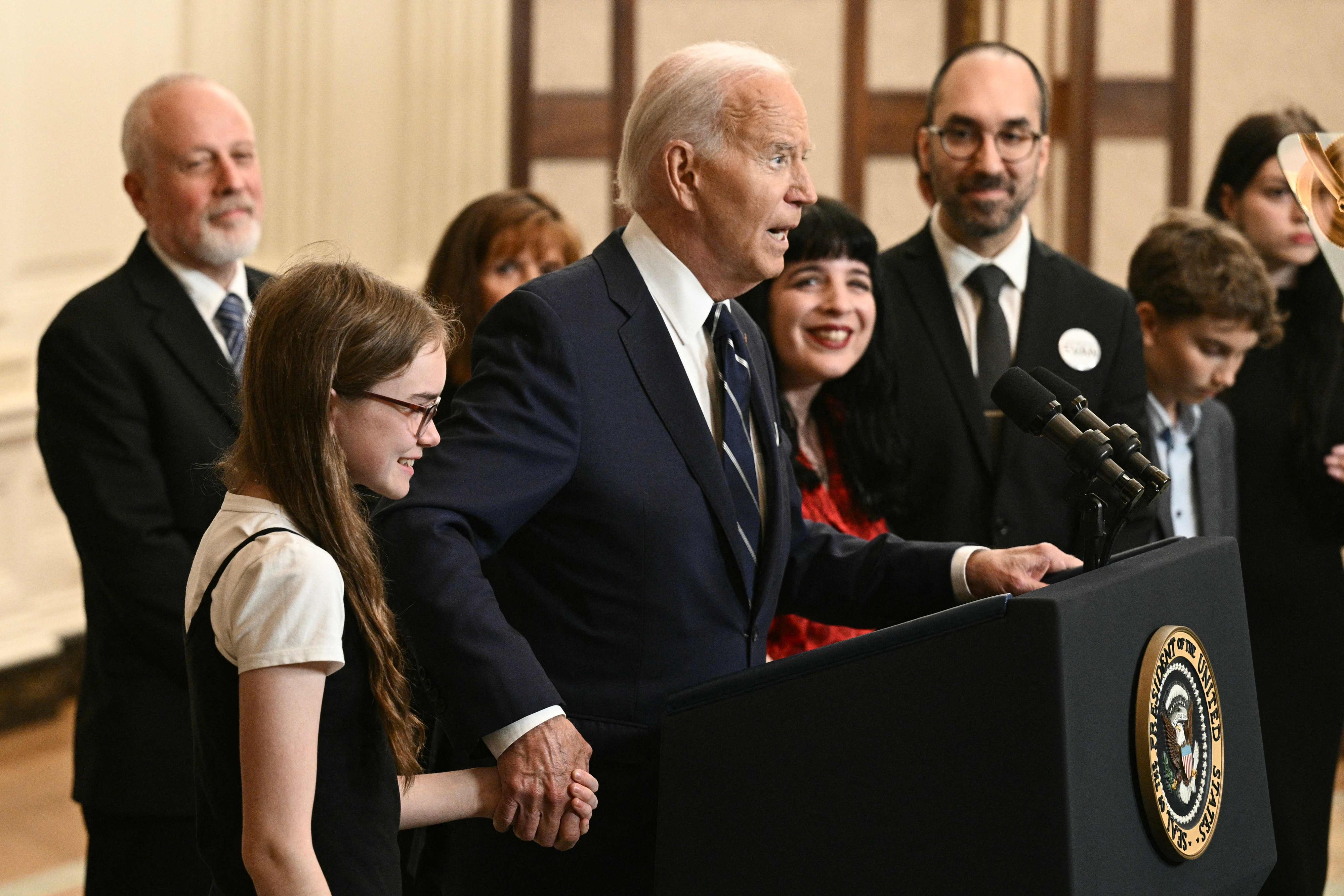 US-Präsident Joe Biden mit den Angehörigen der freigelassenen Häftlinge