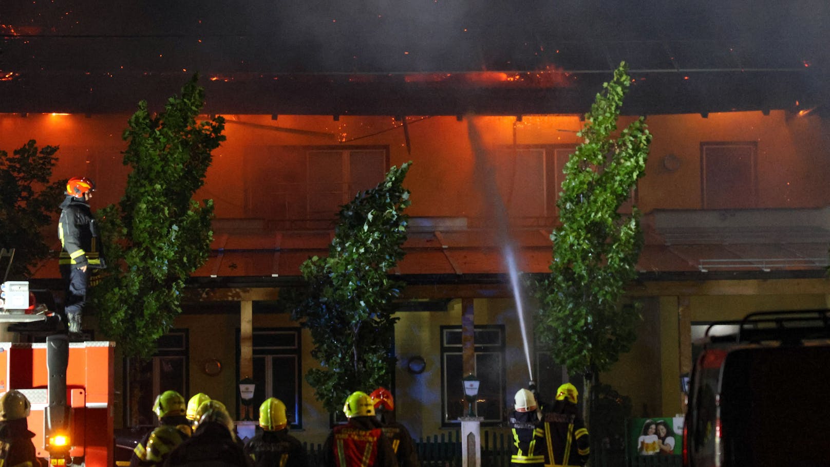 In Eschenau im Hausruckkreis (Bezirk Grieskirchen) ist in der Nacht auf Donnerstag in einem Wirtshaus ein Großbrand ausgebrochen. Die Feuerwehr rief Alarmstufe 3 aus, 17 Feuerwehren waren im Einsatz.