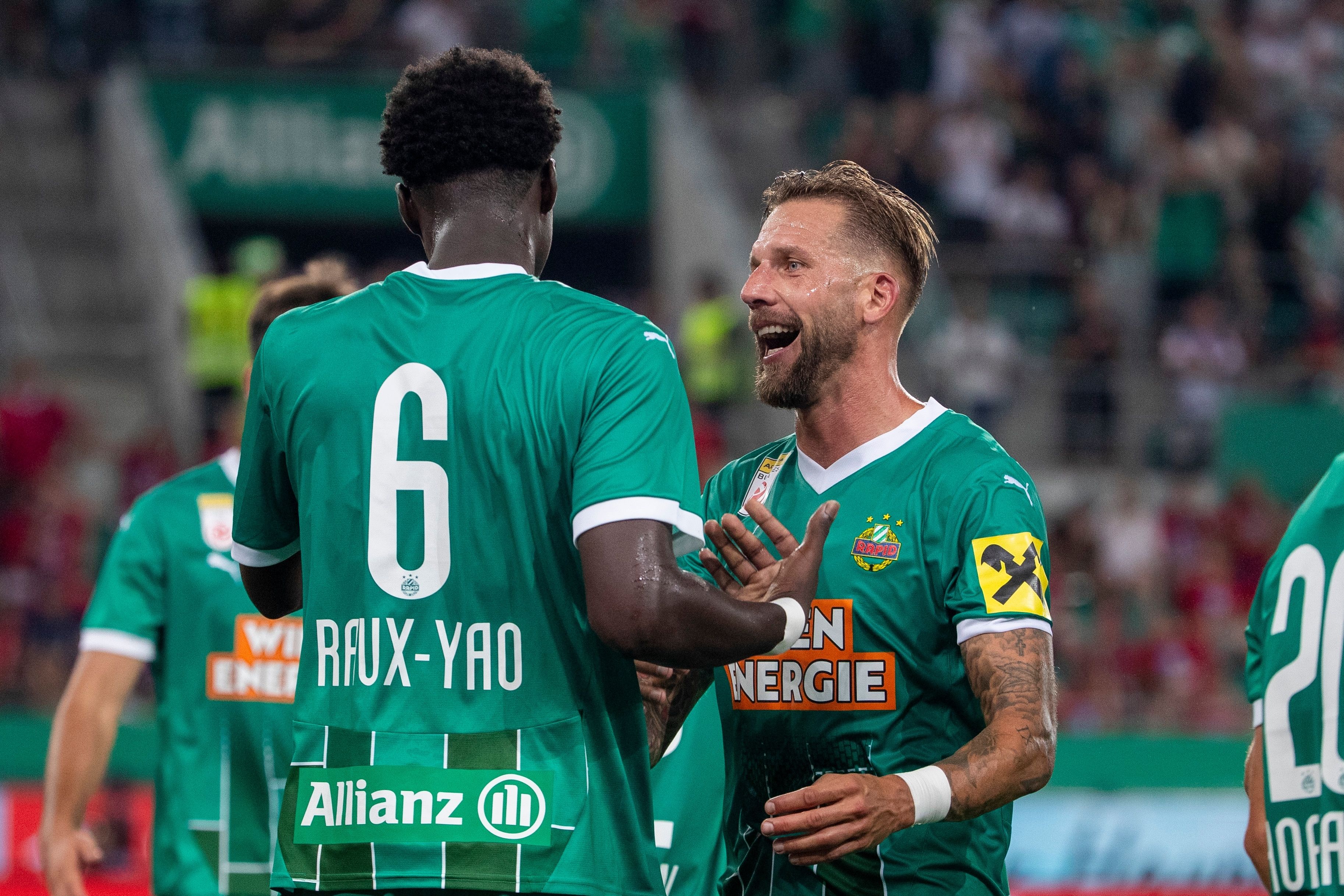 Burgstaller jubelt mit Neuzugang Raux-Yao.