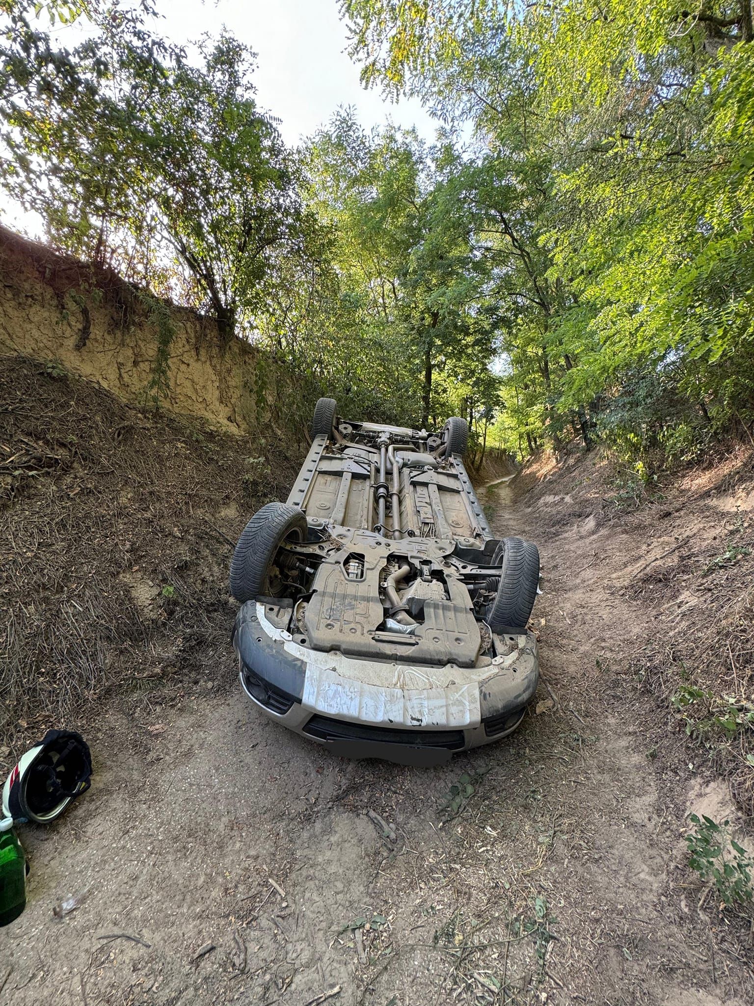 Der Wagen lag am Dach, als die Einsatzkräfte eintrafen.