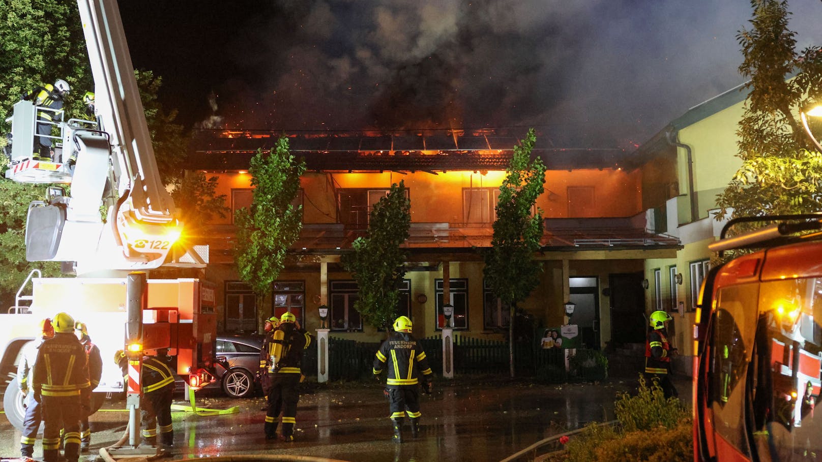 In Eschenau im Hausruckkreis (Bezirk Grieskirchen) ist in der Nacht auf Donnerstag in einem Wirtshaus ein Großbrand ausgebrochen. Die Feuerwehr rief Alarmstufe 3 aus, 17 Feuerwehren waren im Einsatz.