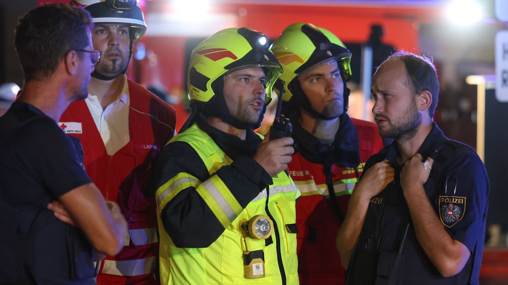 In Eschenau im Hausruckkreis (Bezirk Grieskirchen) ist in der Nacht auf Donnerstag in einem Wirtshaus ein Großbrand ausgebrochen. Die Feuerwehr rief Alarmstufe 3 aus, 17 Feuerwehren waren im Einsatz.