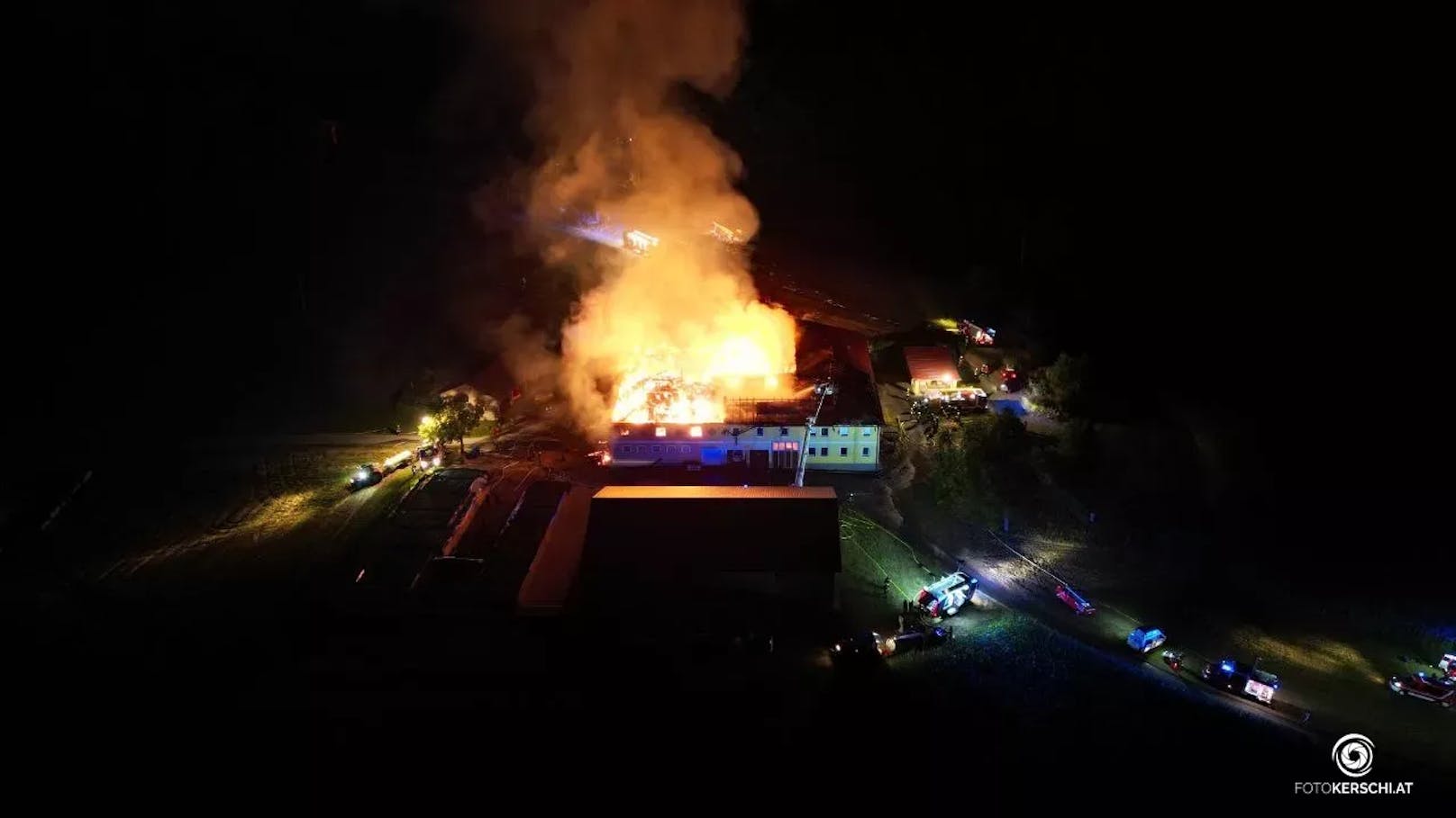 In den frühen Morgenstunden des 1. August wurden die Einsatzkräfte zu einem Großbrand auf einem Bauernhof in Sankt Thomas am Blasenstein alarmiert.