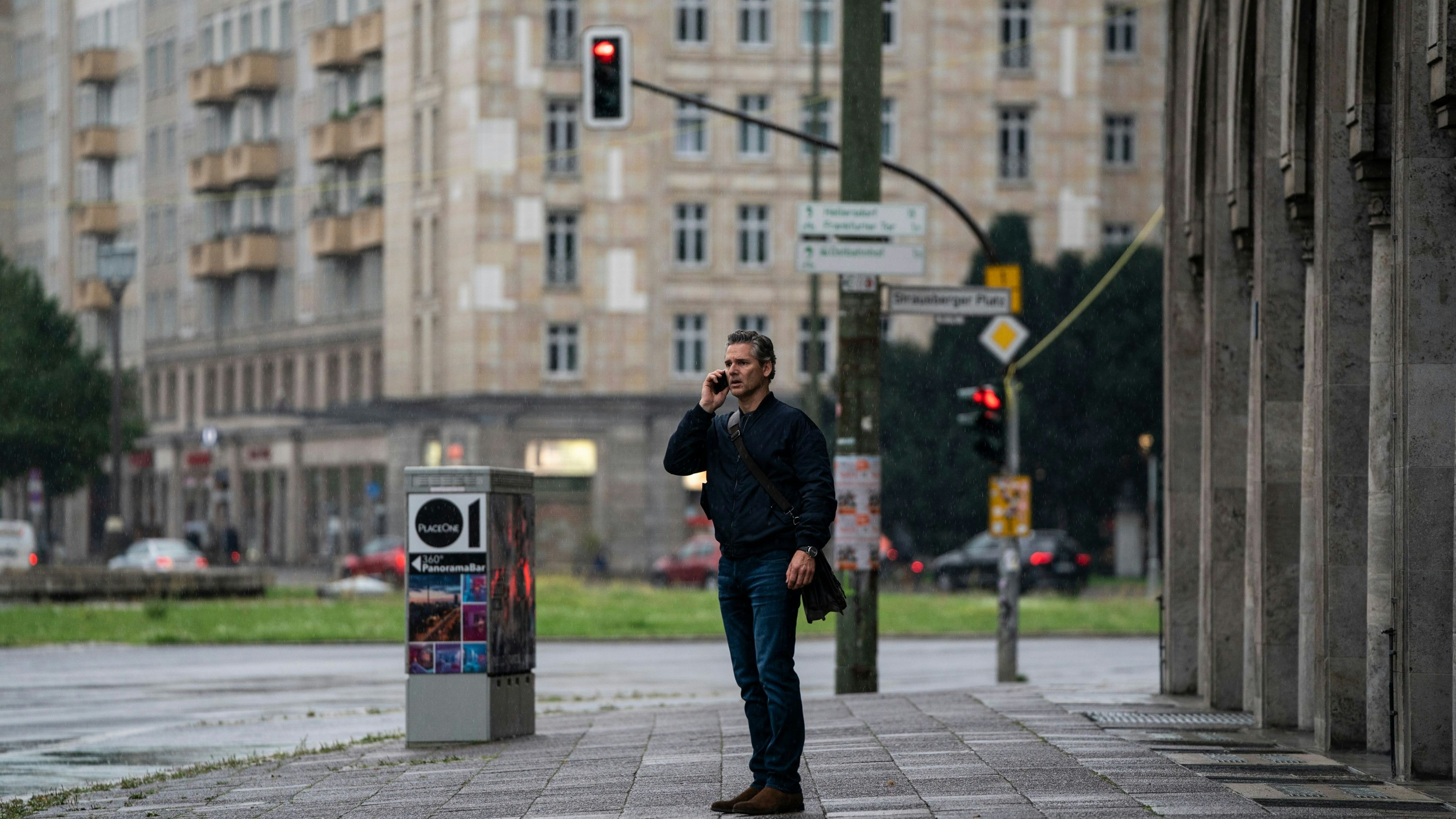 Lichter der Großstadt: Ben Monroe (Eric Bana) im unpersönlich-kalten Berlin auf der Suche nach seiner Tochter