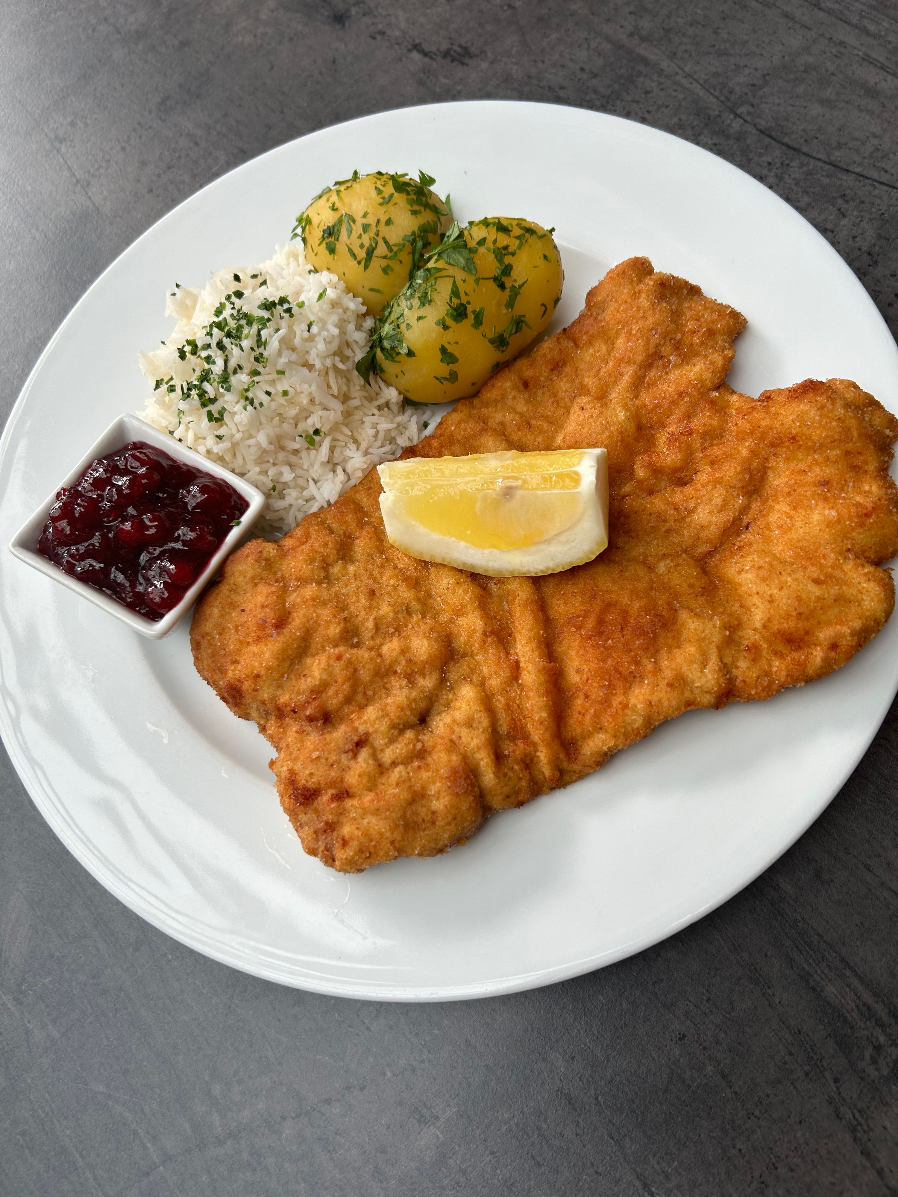 Beim Gasthof Haudum im Mühlviertel in Oberösterreich kostet das Wiener vom Schwein (Voralpen Strohschwein, Reis, Bio-Kartoffeln, Preiselbeeren) 13 Euro. 