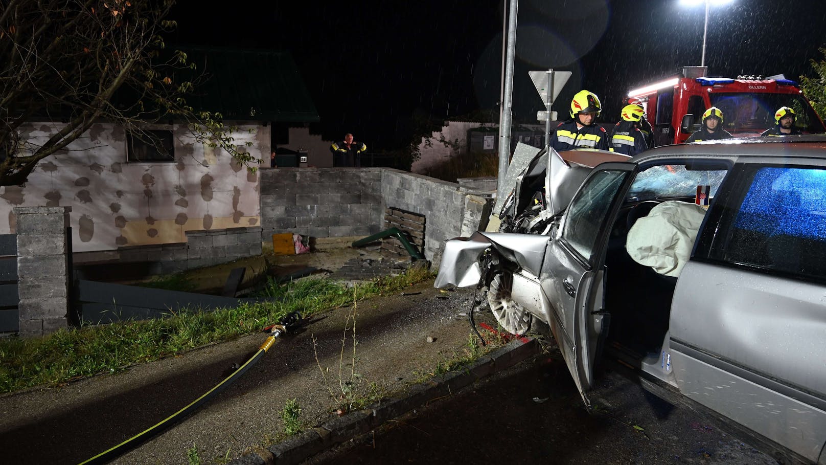 Kurz vor Mitternacht kam ein Mercedes-Lenker mit seinem Fahrzeug in der Ortschaft Riederberg aus derzeit ungeklärten Gründen von der Straße ab und fuhr gegen eine Mauer. Zwei Personen wurden bei dem Unfall verletzt.