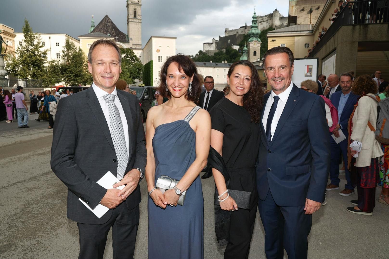 Landespolizeidirektor Bernhard Rausch mit Lebensgefährtin Annemarie Weißenbacher und Landesrat Martin Zauner mit Manuela Koppitsch.