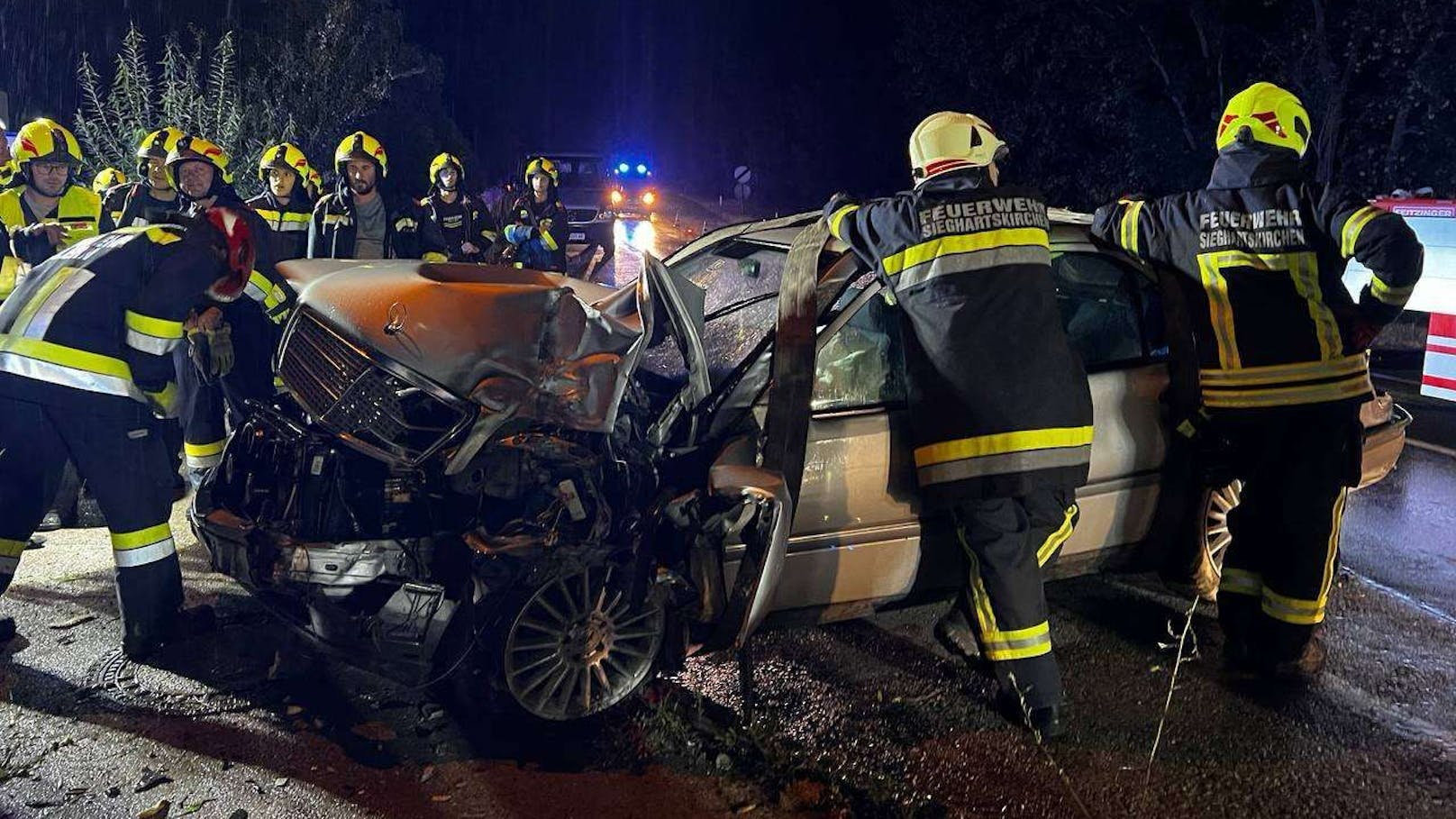 Kurz vor Mitternacht kam ein Mercedes-Lenker mit seinem Fahrzeug in der Ortschaft Riederberg aus derzeit ungeklärten Gründen von der Straße ab und fuhr gegen eine Mauer. Zwei Personen wurden bei dem Unfall verletzt.