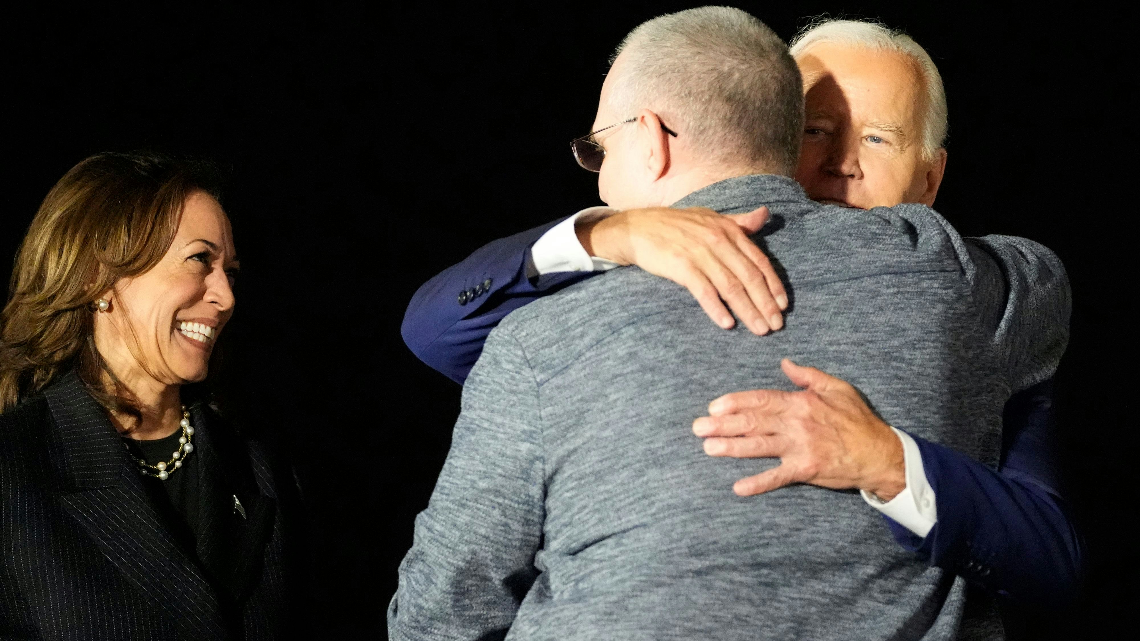 US-Präsident Joe Biden, right, und Vizepräsidentin Kamala Harris mit Paul Whelan auf der Andrews Air Force Base