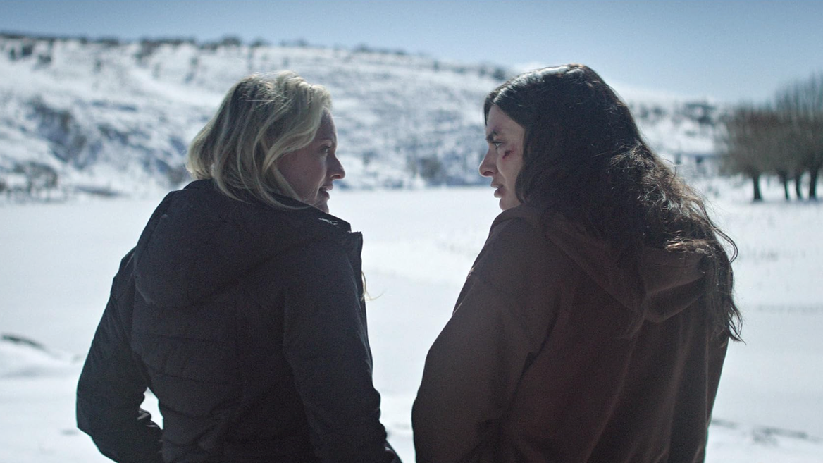 Imogen (Elisabeth Moss) und Adilah (Yumna Marwan) auf ihrer winterlichen Reise durch die Türkei