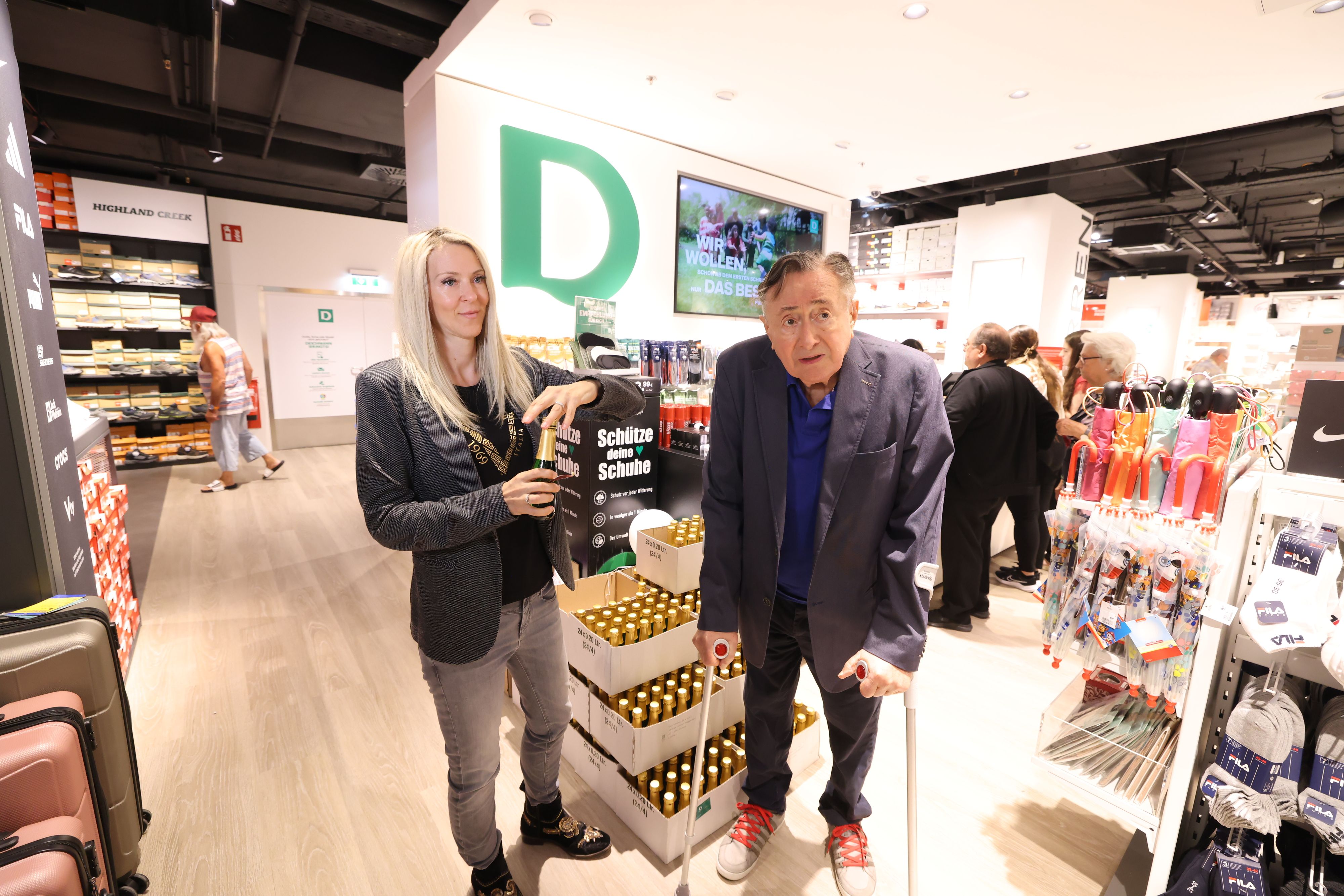 Richard Lugner zeigte sich auf Krücken am ersten Arbeitstag seiner Frau