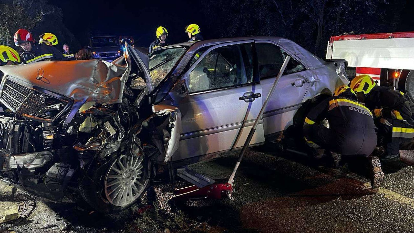 Kurz vor Mitternacht kam ein Mercedes-Lenker mit seinem Fahrzeug in der Ortschaft Riederberg aus derzeit ungeklärten Gründen von der Straße ab und fuhr gegen eine Mauer. Zwei Personen wurden bei dem Unfall verletzt.