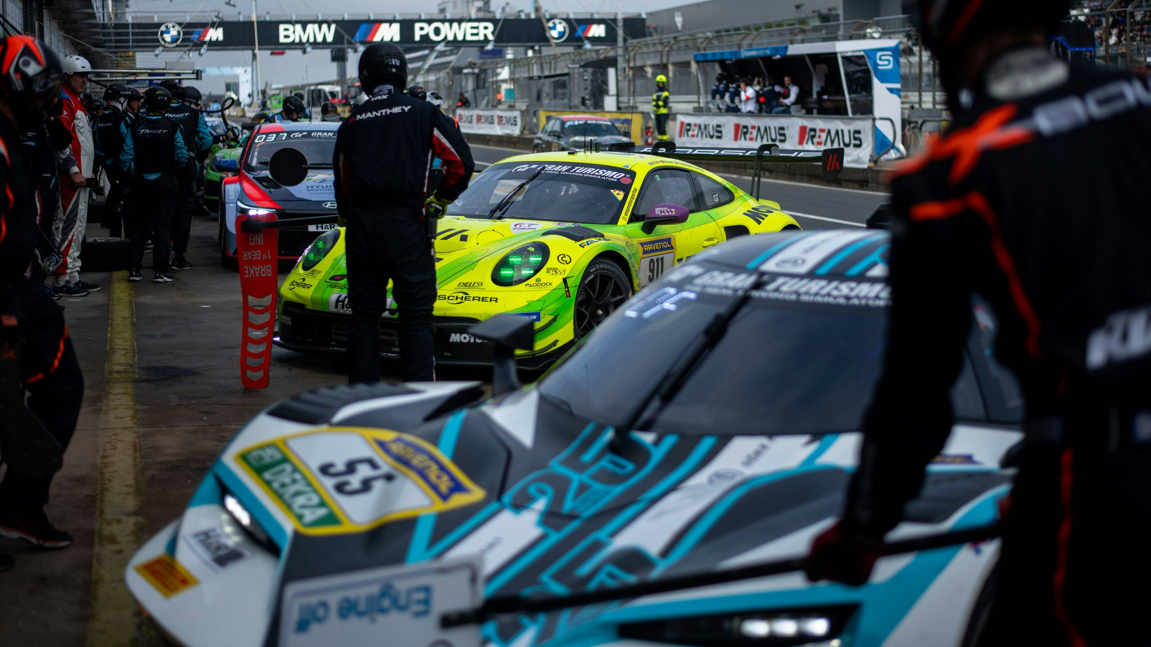 Mehrere Verletzte wurden von den Rettungskräften behandelt, Rettungshubschrauber standen im Einsatz.