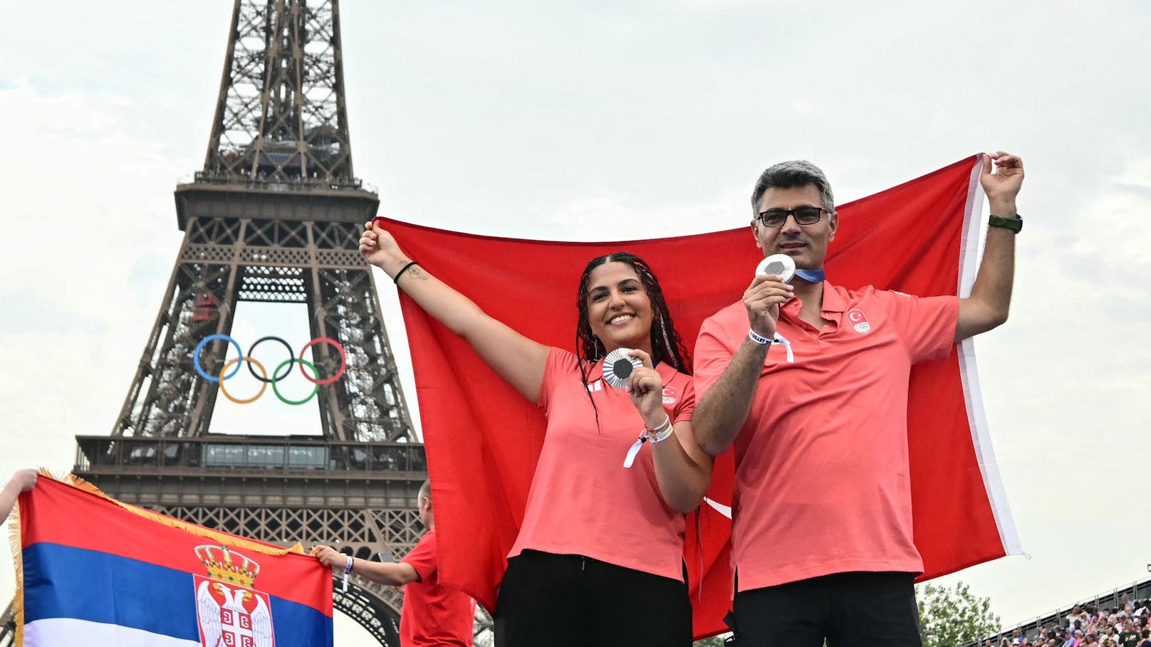 Seine Partnerin Sevval Ilayda Tarhan und Yusuf Dikec freuen sich über die Silbermedaille.