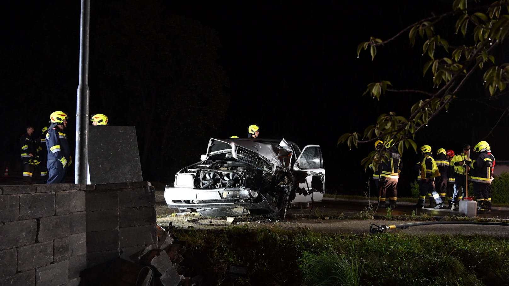 Kurz vor Mitternacht kam ein Mercedes-Lenker mit seinem Fahrzeug in der Ortschaft Riederberg aus derzeit ungeklärten Gründen von der Straße ab und fuhr gegen eine Mauer. Zwei Personen wurden bei dem Unfall verletzt.