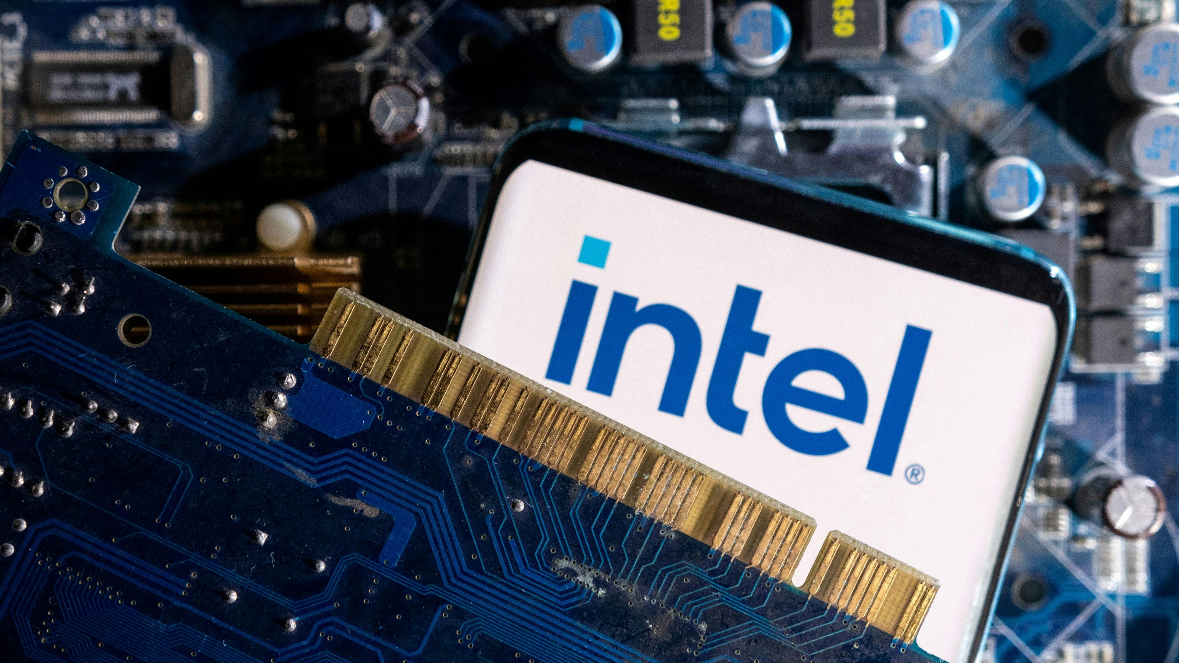 Rezessionssorgen haben die Börsen zum Absturz gebracht: Die Aktien von Intel sind um über 20 Prozent eingebrochen, ...