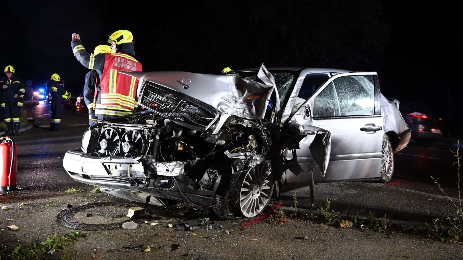 Kurz vor Mitternacht kam ein Mercedes-Lenker mit seinem Fahrzeug in der Ortschaft Riederberg aus derzeit ungeklärten Gründen von der Straße ab und fuhr gegen eine Mauer. Zwei Personen wurden bei dem Unfall verletzt.