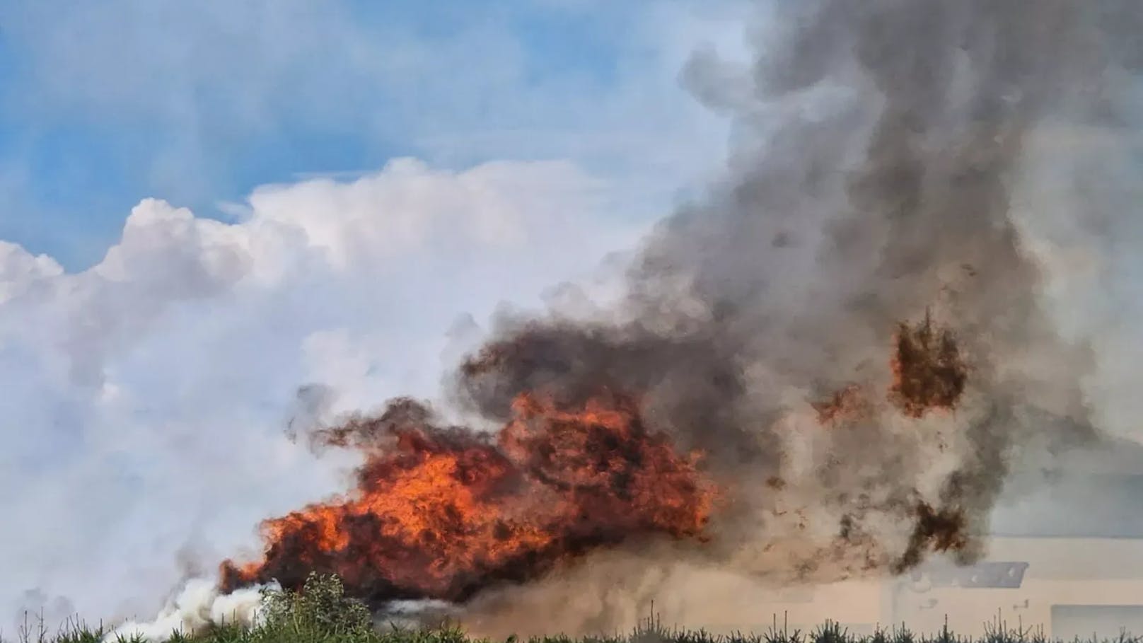 Unmittelbar nach Brandausbruch wurde das Feuer von einem Mitarbeiter der angrenzenden Fahrschule und einem Fahrschüler, der auch Mitglied der Feuerwehr ist, entdeckt und die Feuerwehr alarmiert.