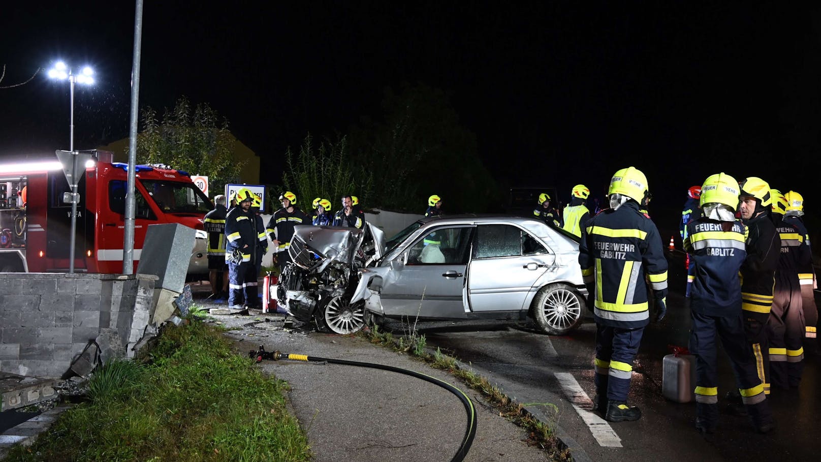 Kurz vor Mitternacht kam ein Mercedes-Lenker mit seinem Fahrzeug in der Ortschaft Riederberg aus derzeit ungeklärten Gründen von der Straße ab und fuhr gegen eine Mauer. Zwei Personen wurden bei dem Unfall verletzt.