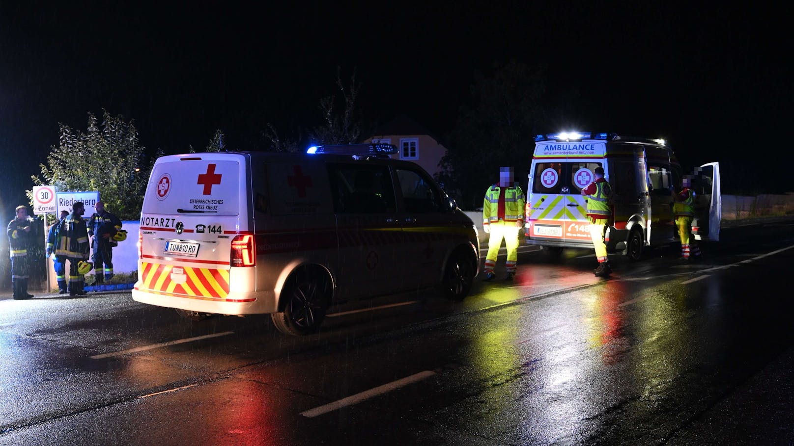 Kurz vor Mitternacht kam ein Mercedes-Lenker mit seinem Fahrzeug in der Ortschaft Riederberg aus derzeit ungeklärten Gründen von der Straße ab und fuhr gegen eine Mauer. Zwei Personen wurden bei dem Unfall verletzt.