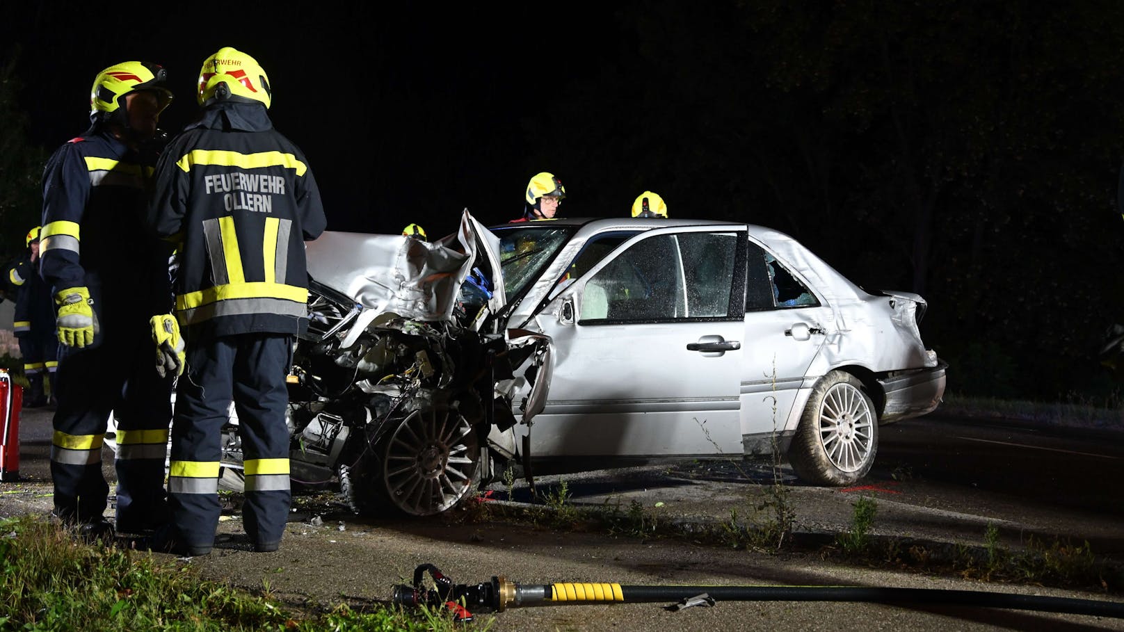 Kurz vor Mitternacht kam ein Mercedes-Lenker mit seinem Fahrzeug in der Ortschaft Riederberg aus derzeit ungeklärten Gründen von der Straße ab und fuhr gegen eine Mauer. Zwei Personen wurden bei dem Unfall verletzt.