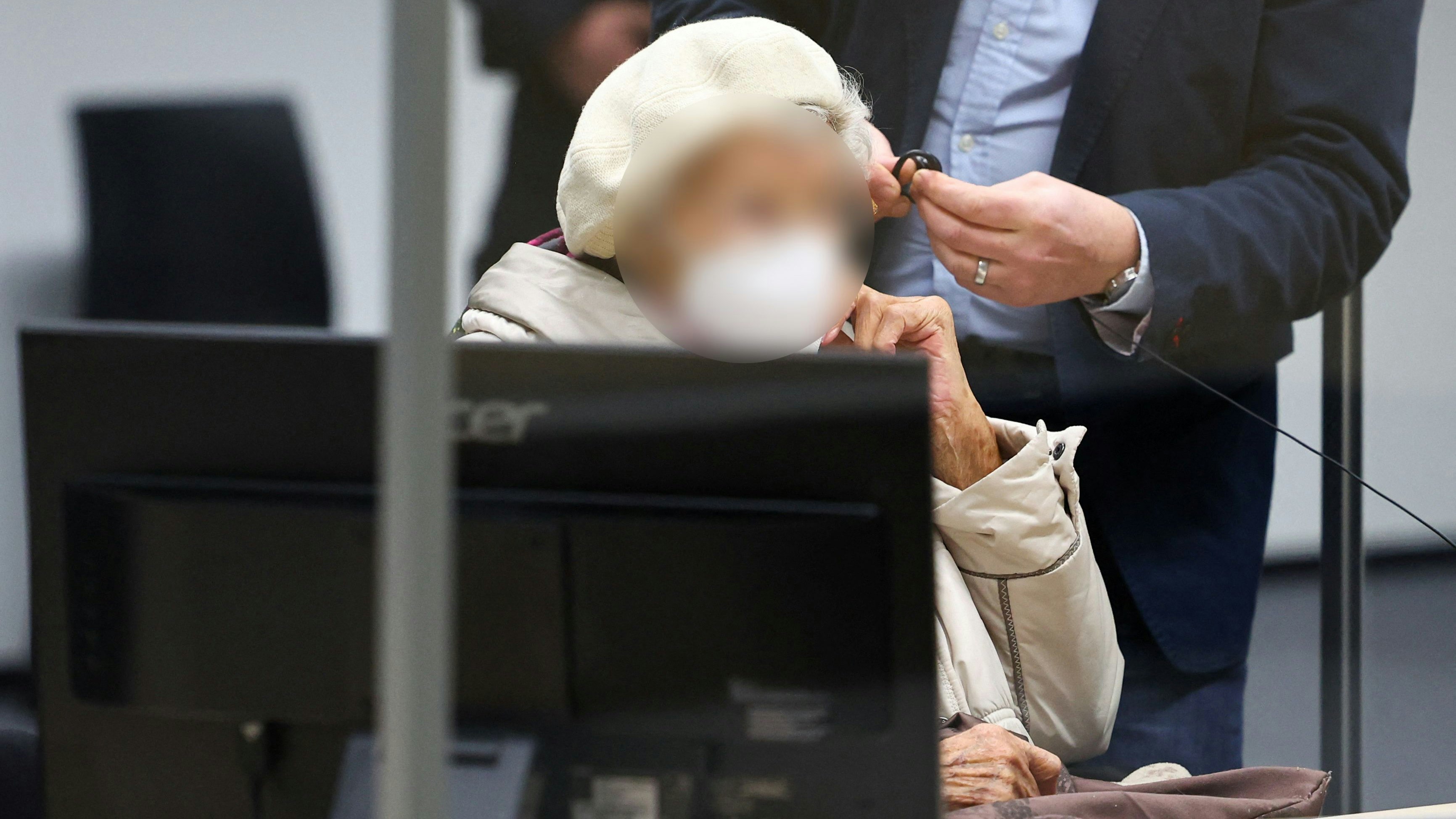 Irmgard F., ehemalige Sekretärin im KZ Stutthof, wurde 2022 wegen Beihilfe zum Mord in mehr als zehntausend Fällen zu einer Bewährungsstrafe verurteilt.