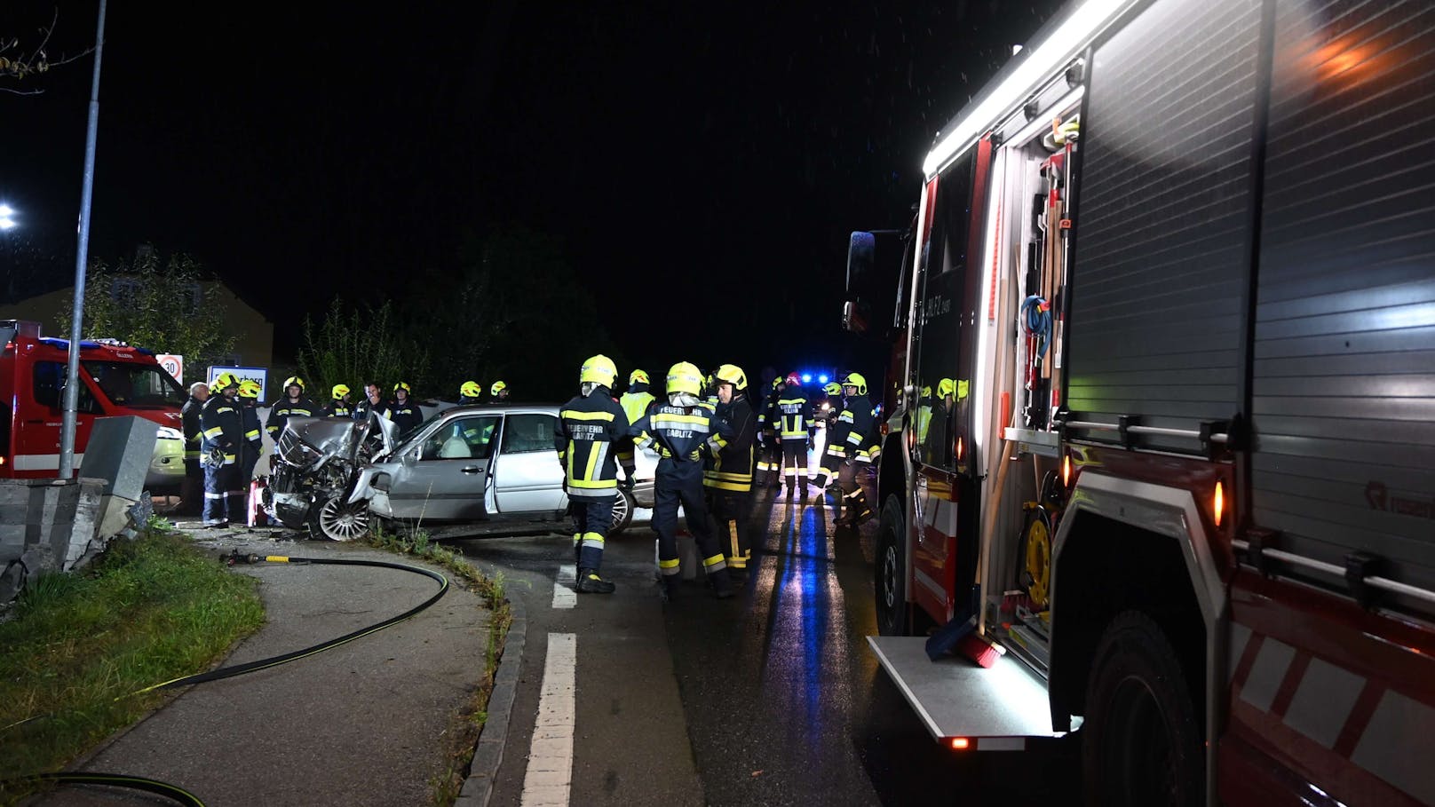 Kurz vor Mitternacht kam ein Mercedes-Lenker mit seinem Fahrzeug in der Ortschaft Riederberg aus derzeit ungeklärten Gründen von der Straße ab und fuhr gegen eine Mauer. Zwei Personen wurden bei dem Unfall verletzt.