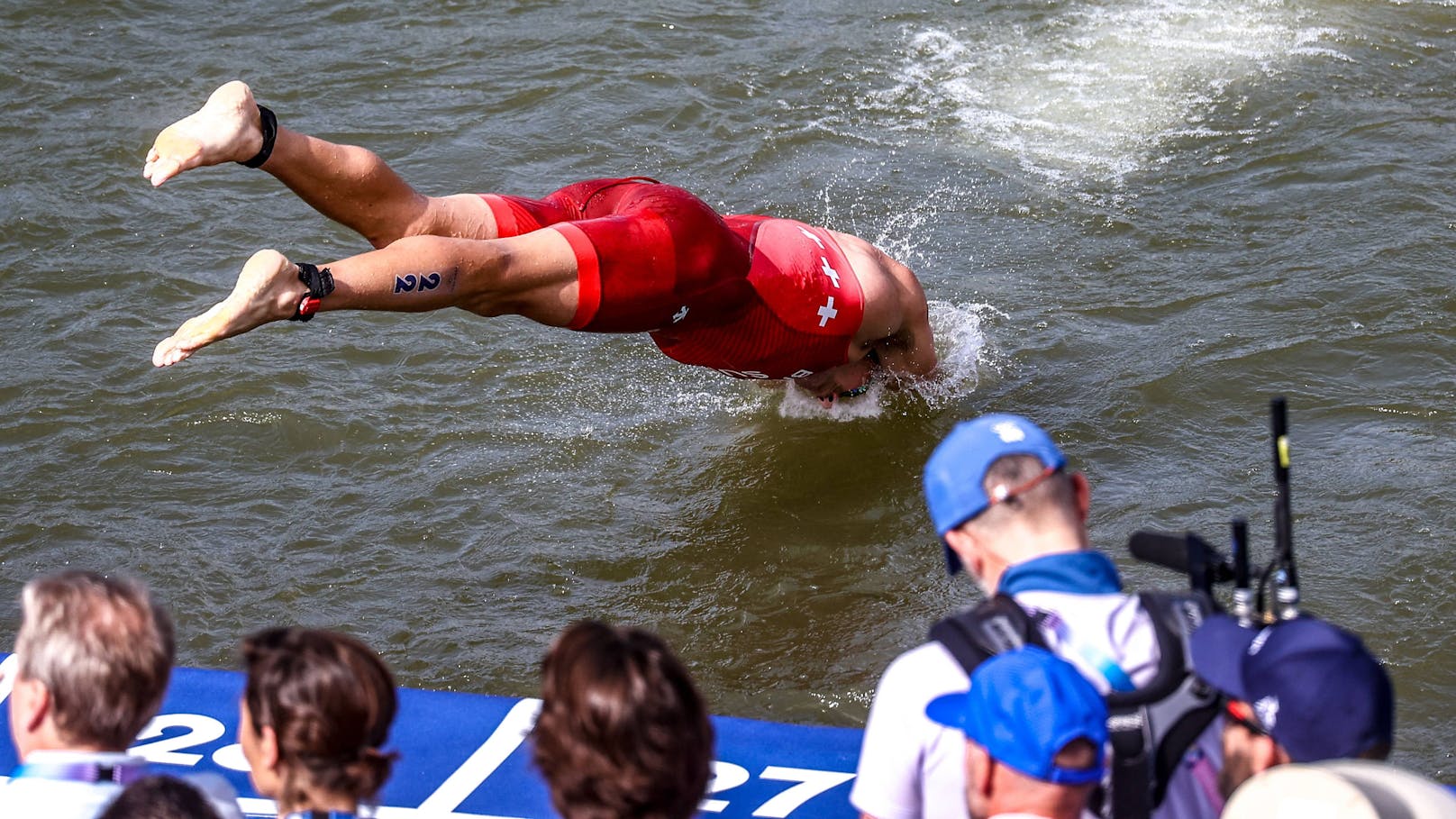 Nach Schwimmen in "dreckiger" Seine: Triathlet krank