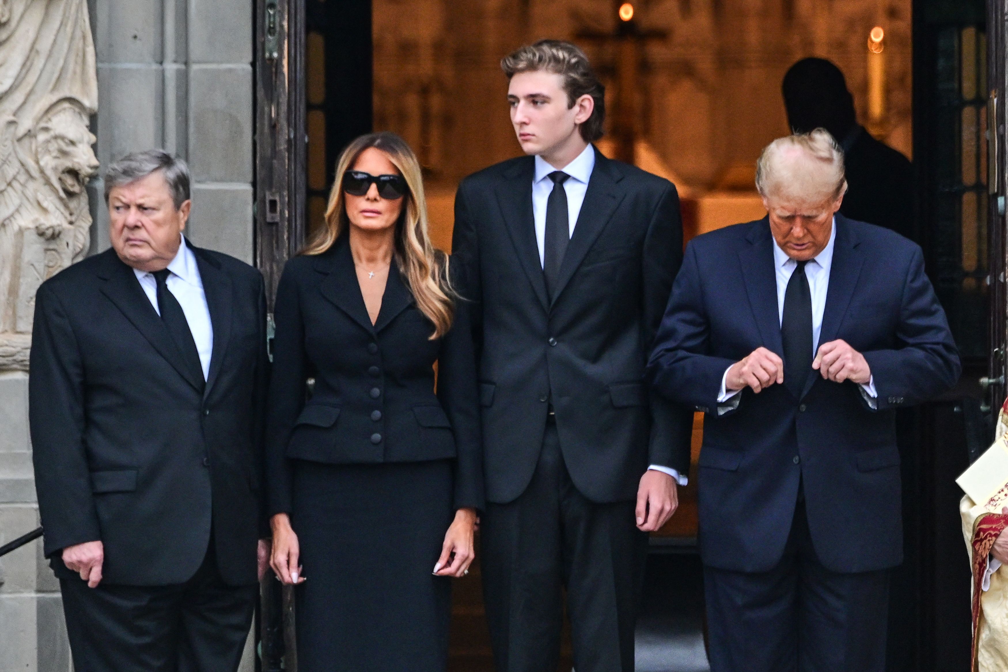 Melanie, Barron und Donald Trump mit dem Vater der ehemaligen First Lady auf der Beerbigung ihrer Mutter.