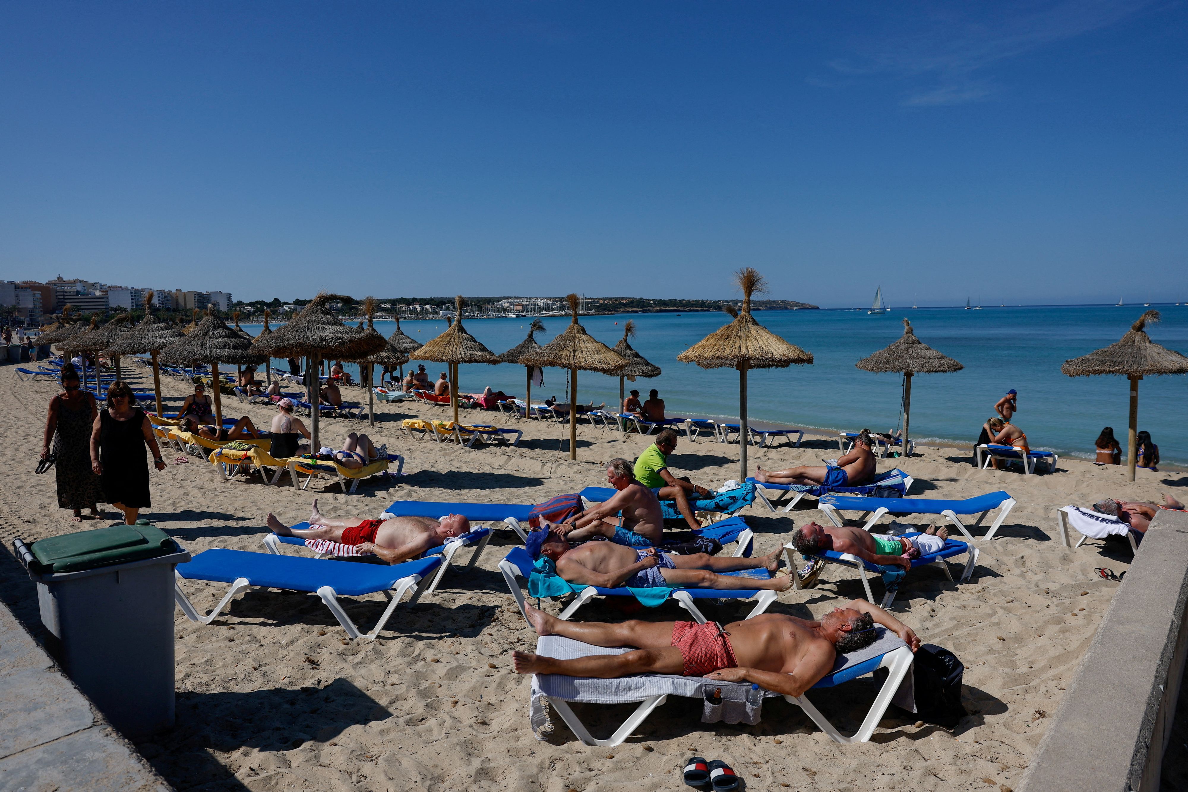 Touristen im bekannten Strand von El Arenal in&nbsp;Palma&nbsp;de&nbsp;Mallorca (Archivbild).
