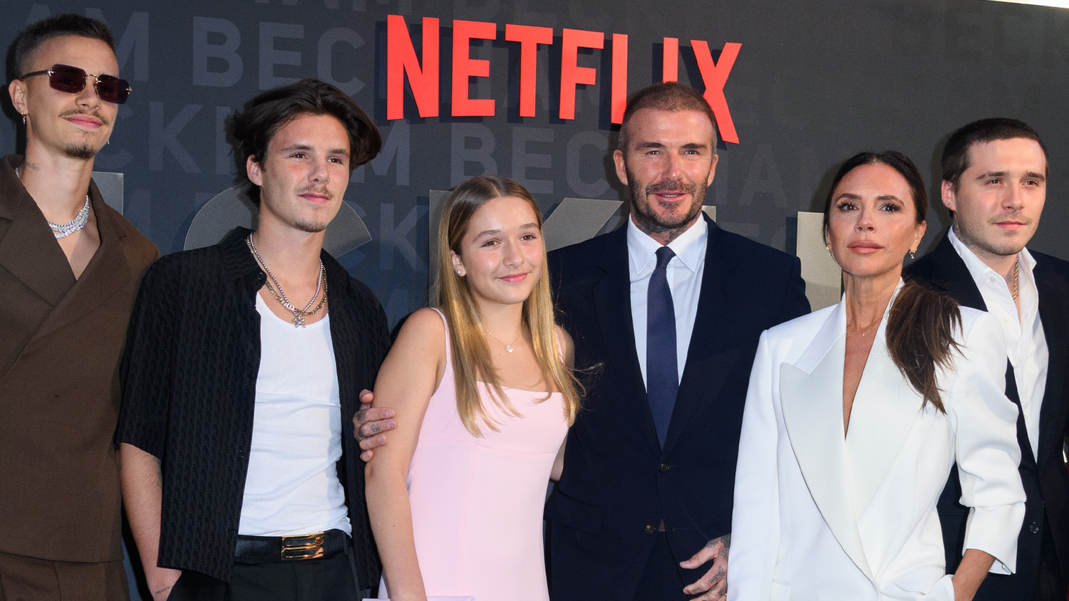 Während der Rest des Beckham-Clans Urlaub macht, liegt Brooklyn mit Verletzungen im Krankenhaus.