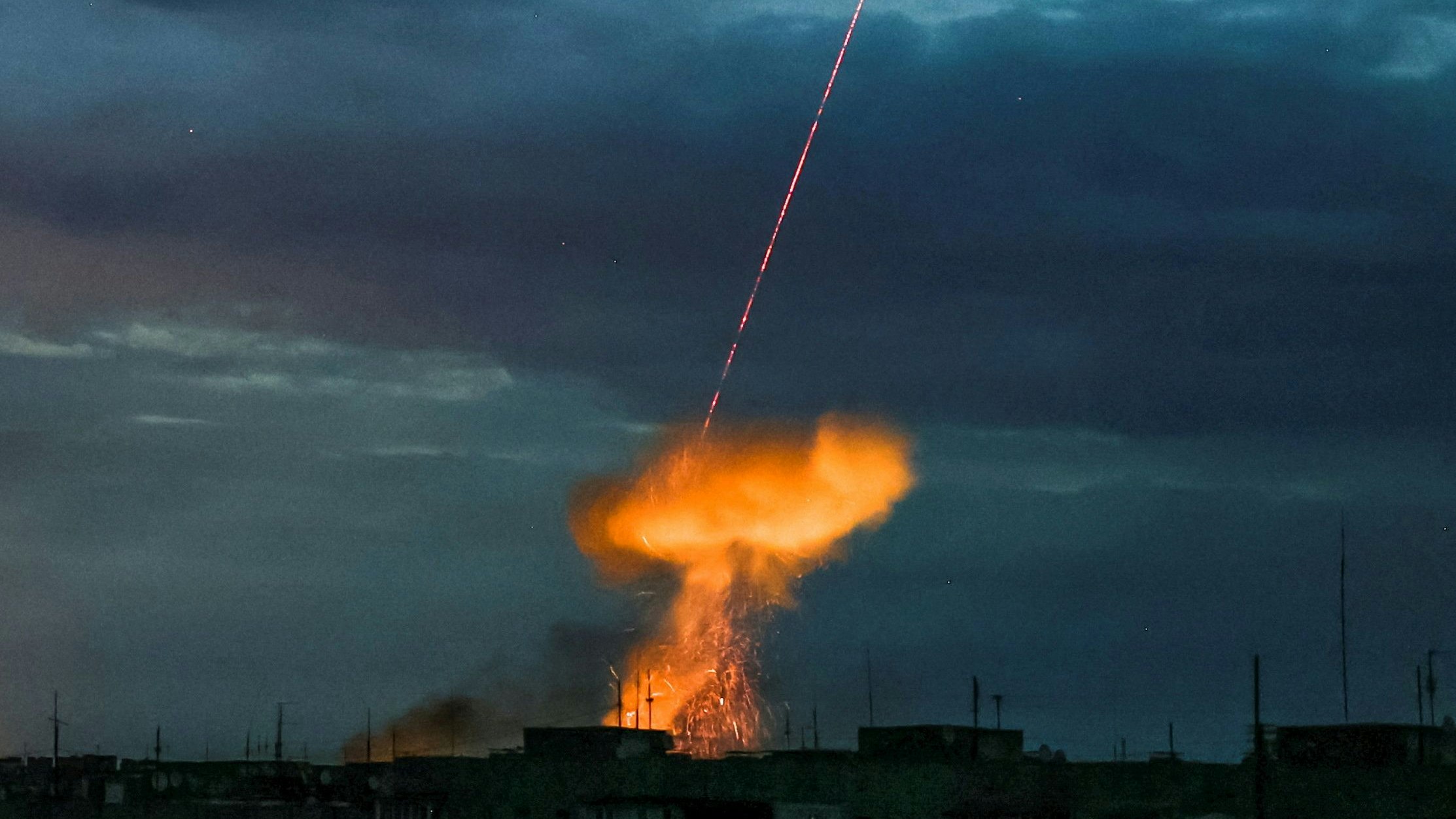 Heute.at - Ukraine-Drohnen zerstören russische Luftwaffenbasis