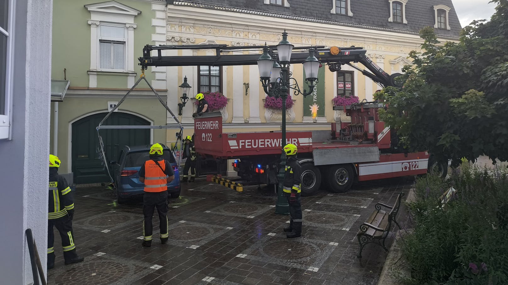 Die Feuerwehr barg den Unfallwagen.